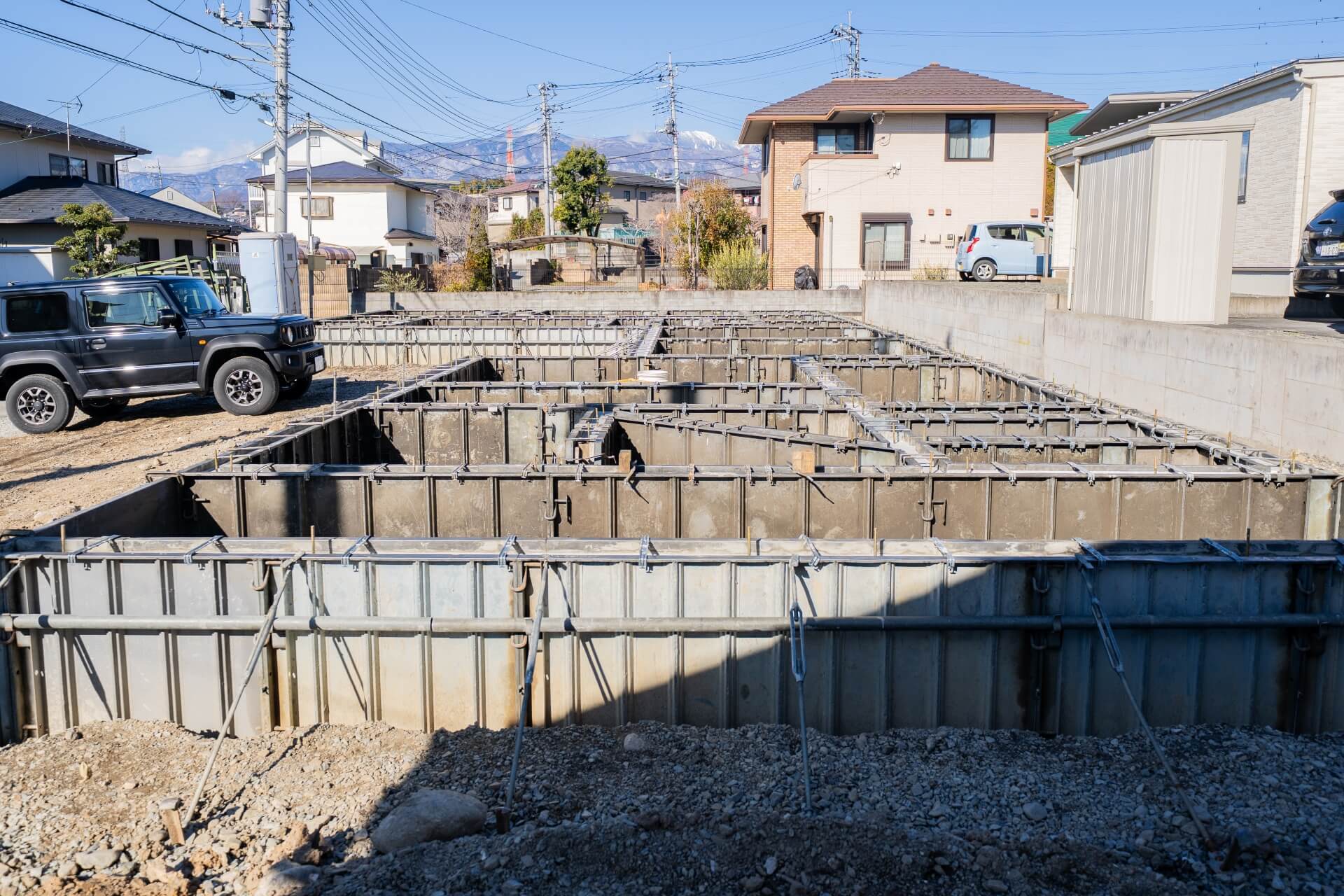 山梨県の注文住宅現場にて、基礎立ち上がり部分の型枠設置が完了した状態。高耐震構造を支える重要な基礎工事の工程。