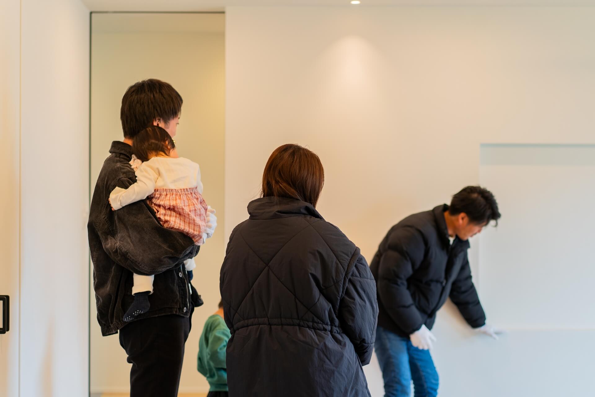 南アルプス市上高砂の注文住宅の完成見学会にて、実際の住まいを見学している様子。共働き・子育て世帯に寄り添う暮らしの提案。