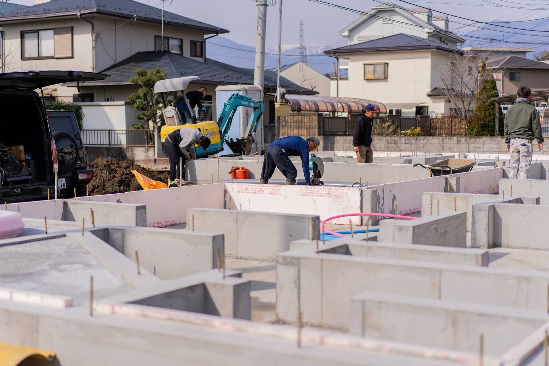 山梨県で建築中の住宅。基礎に断熱材を施工し、配管作業など次の工程へ向けて着々と進行中。