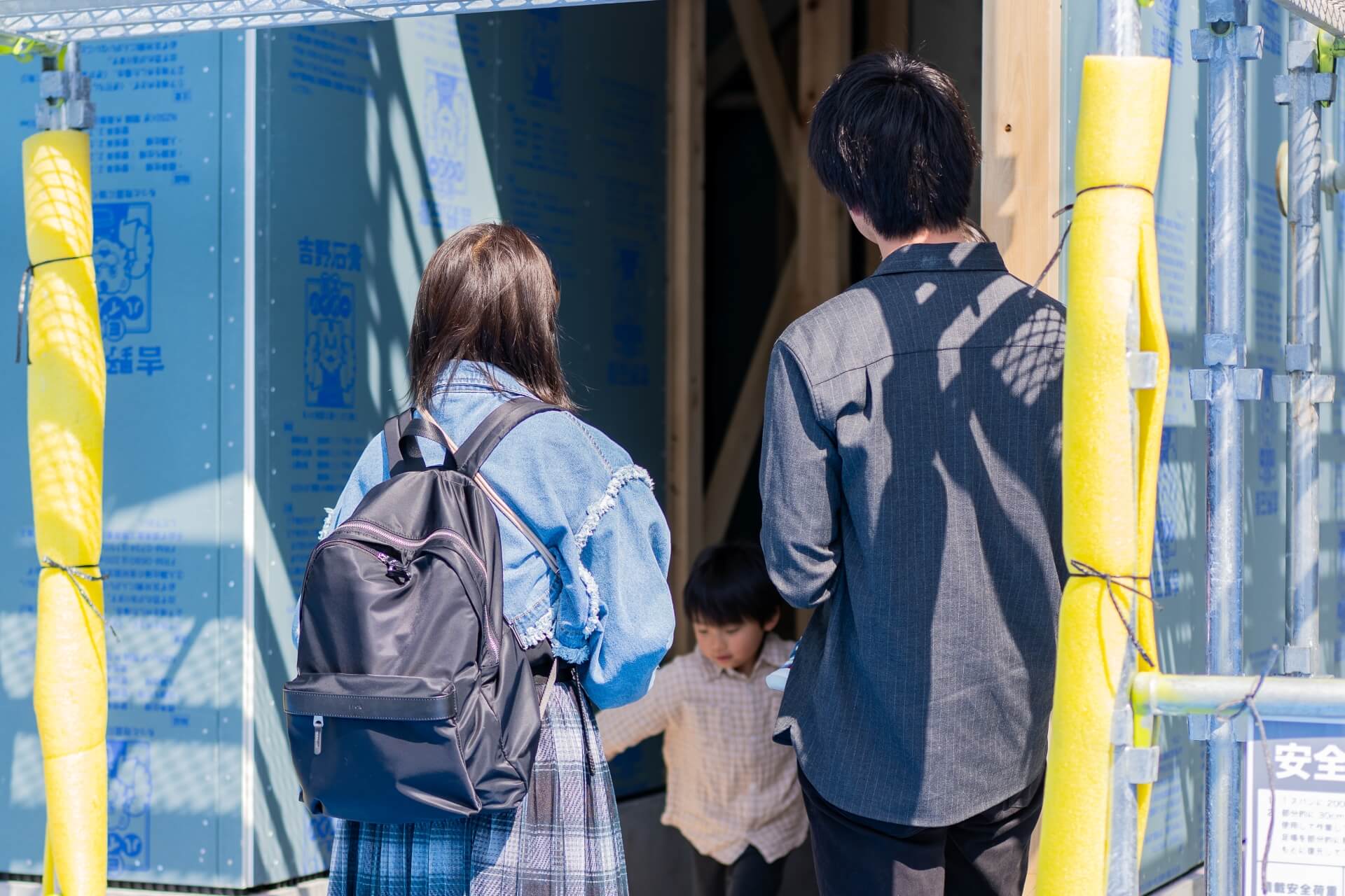 山梨県の住宅建築現場で、上棟後にお施主様が建物内部を見学している様子。