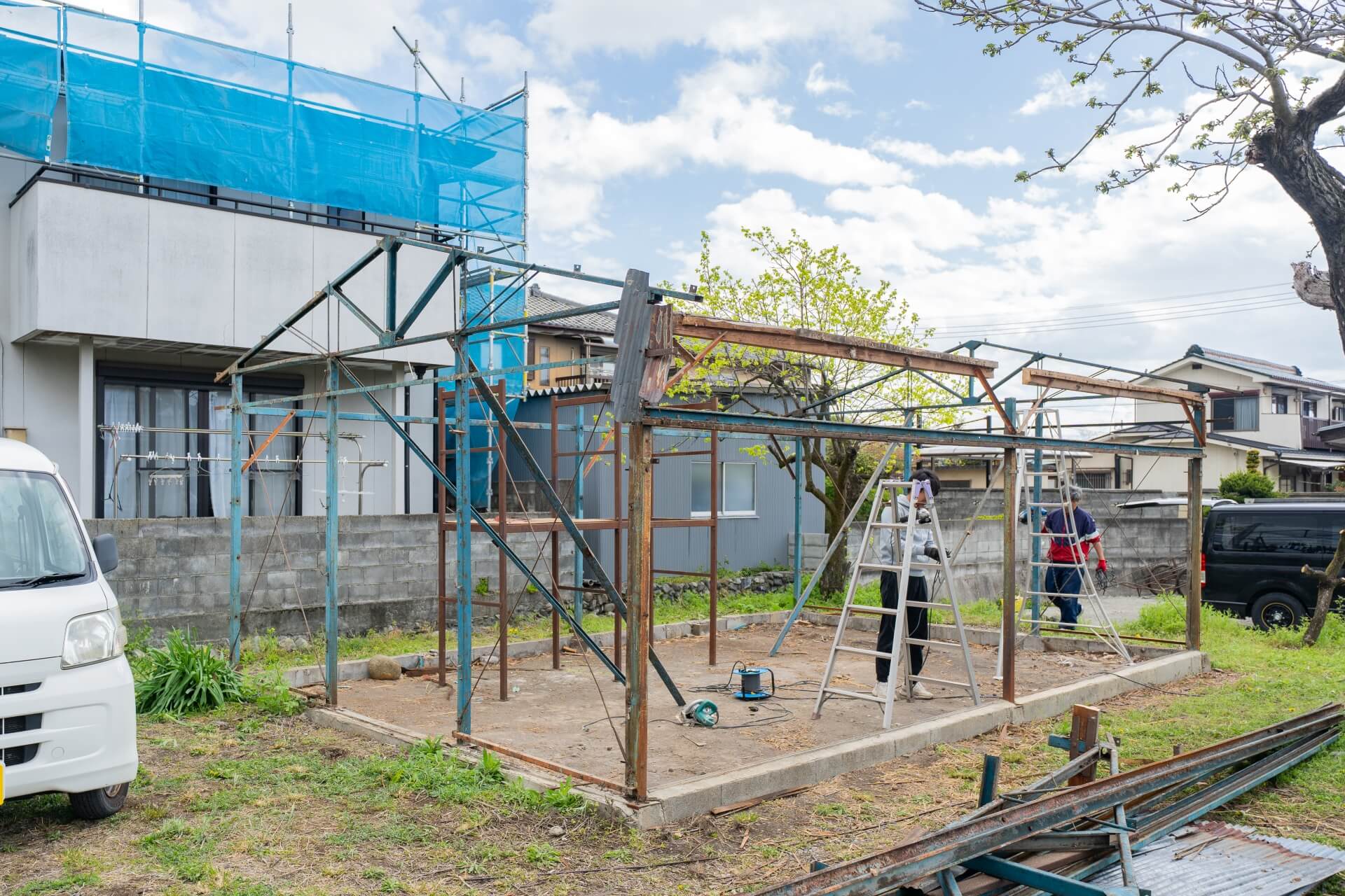 小屋の屋根と外壁がすべて取り外され、鉄骨の骨組みだけが残った状態の解体現場。