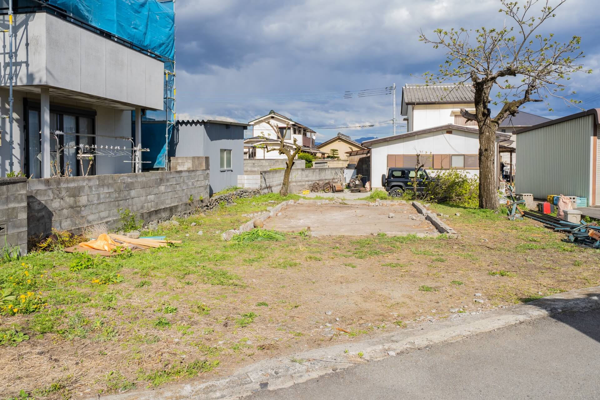 山梨県の現場で古い小屋を解体し、更地になった敷地の様子