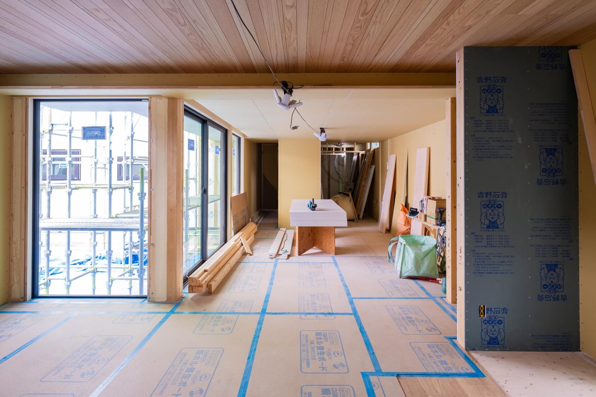 山梨県の建築現場。天井の板張りが完成した室内空間の様子。