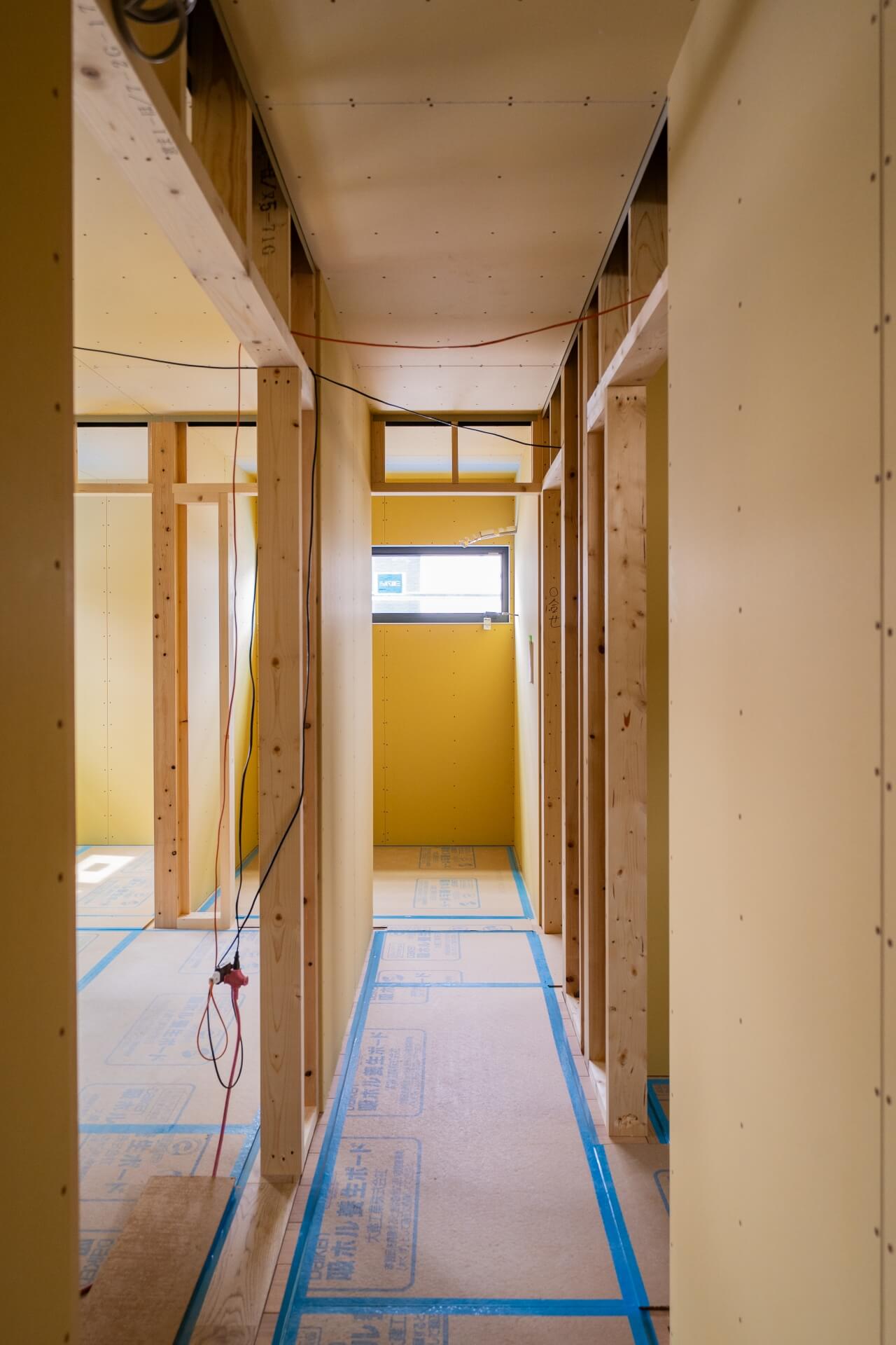 山梨県の建築現場。内装工事中の廊下部分の様子。