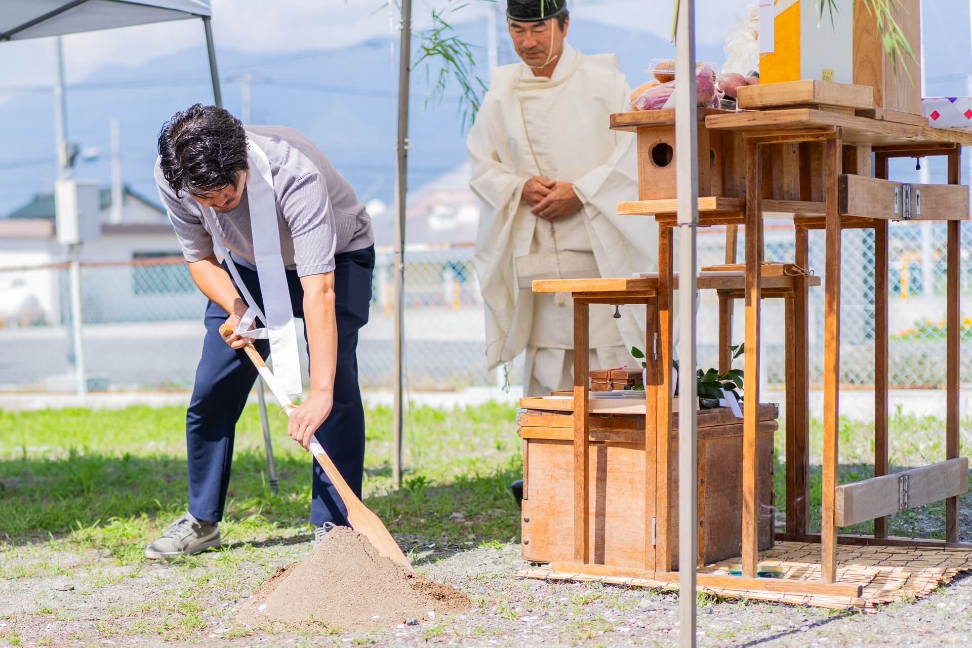 山梨県南アルプス市藤田で、執り行われた地鎮祭で現場監督が安全を祈願して鍬入れをしている様子。
