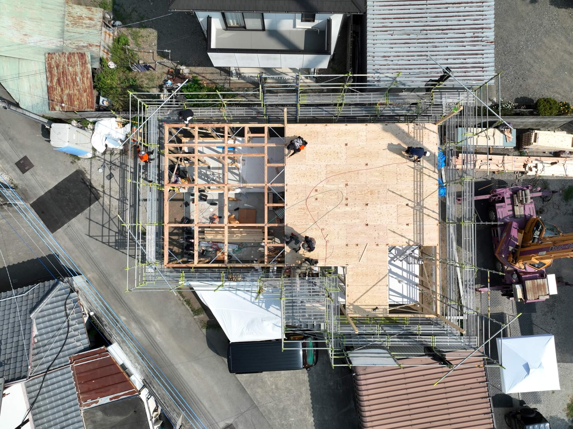 山梨県南アルプス市寺部の新築現場の建方をドローンで真上から撮影。
