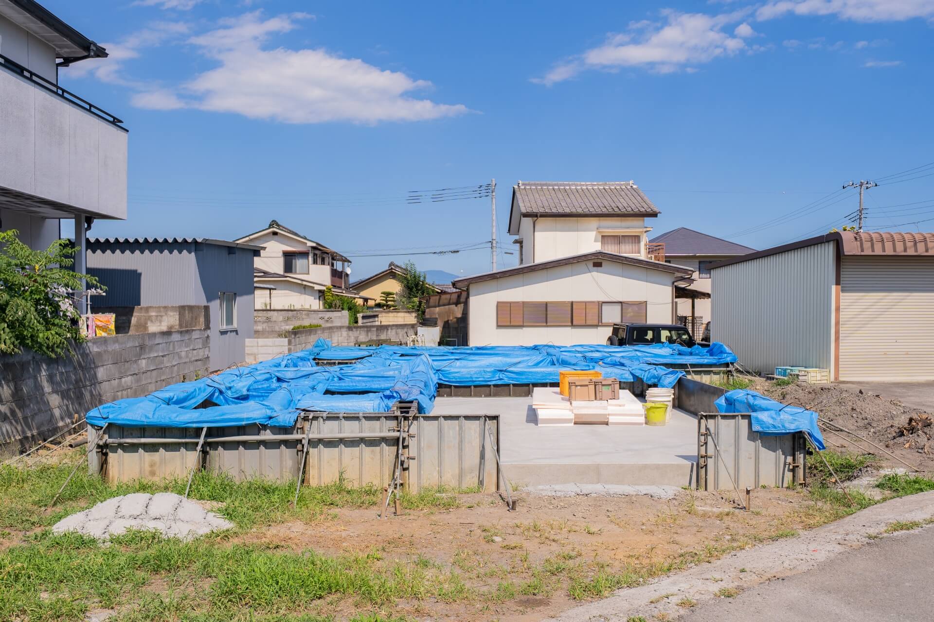 山梨県南アルプス市寺部で基礎工事が完了しブルーシートで養生された様子。
