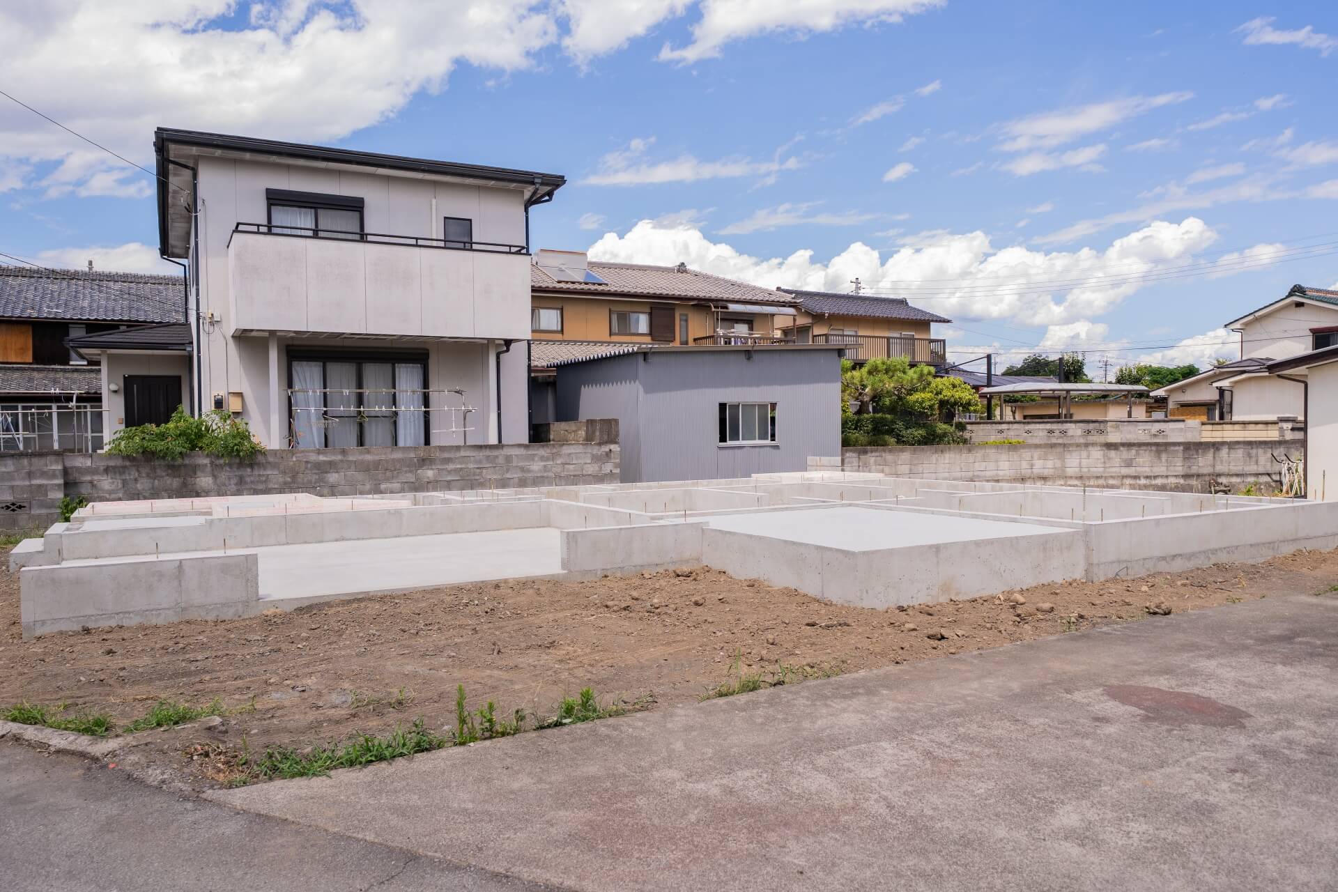 山梨県南アルプス市寺部の新築現場の基礎の様子。
