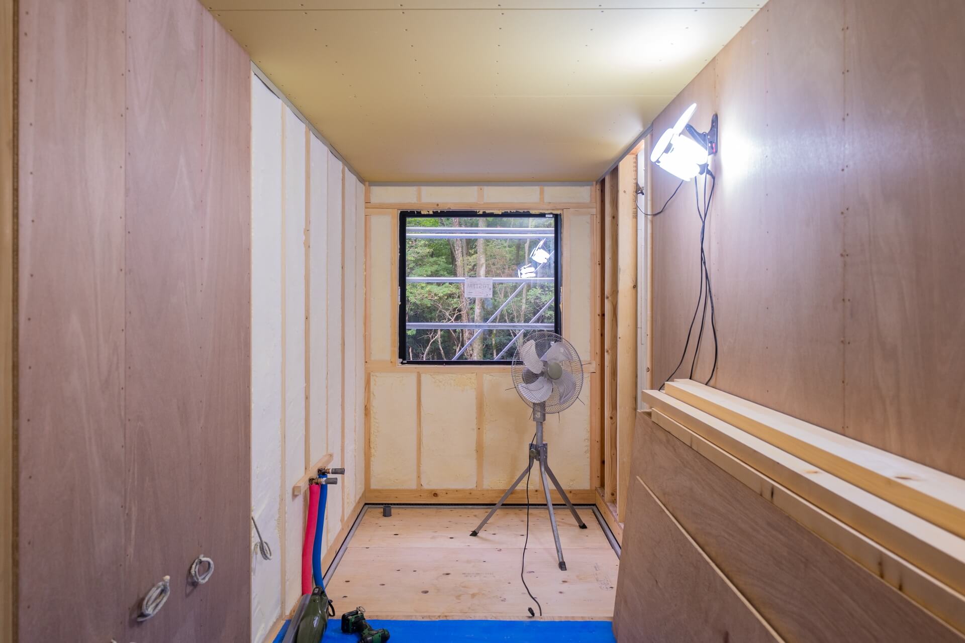 山梨県富士ケ嶺で建築中のヴィラ。窓から緑が見える。