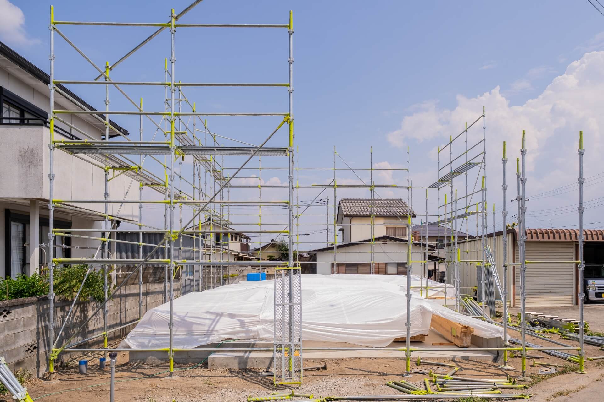 山梨県南アルプス市寺部の新築現場で足場を施工している様子。