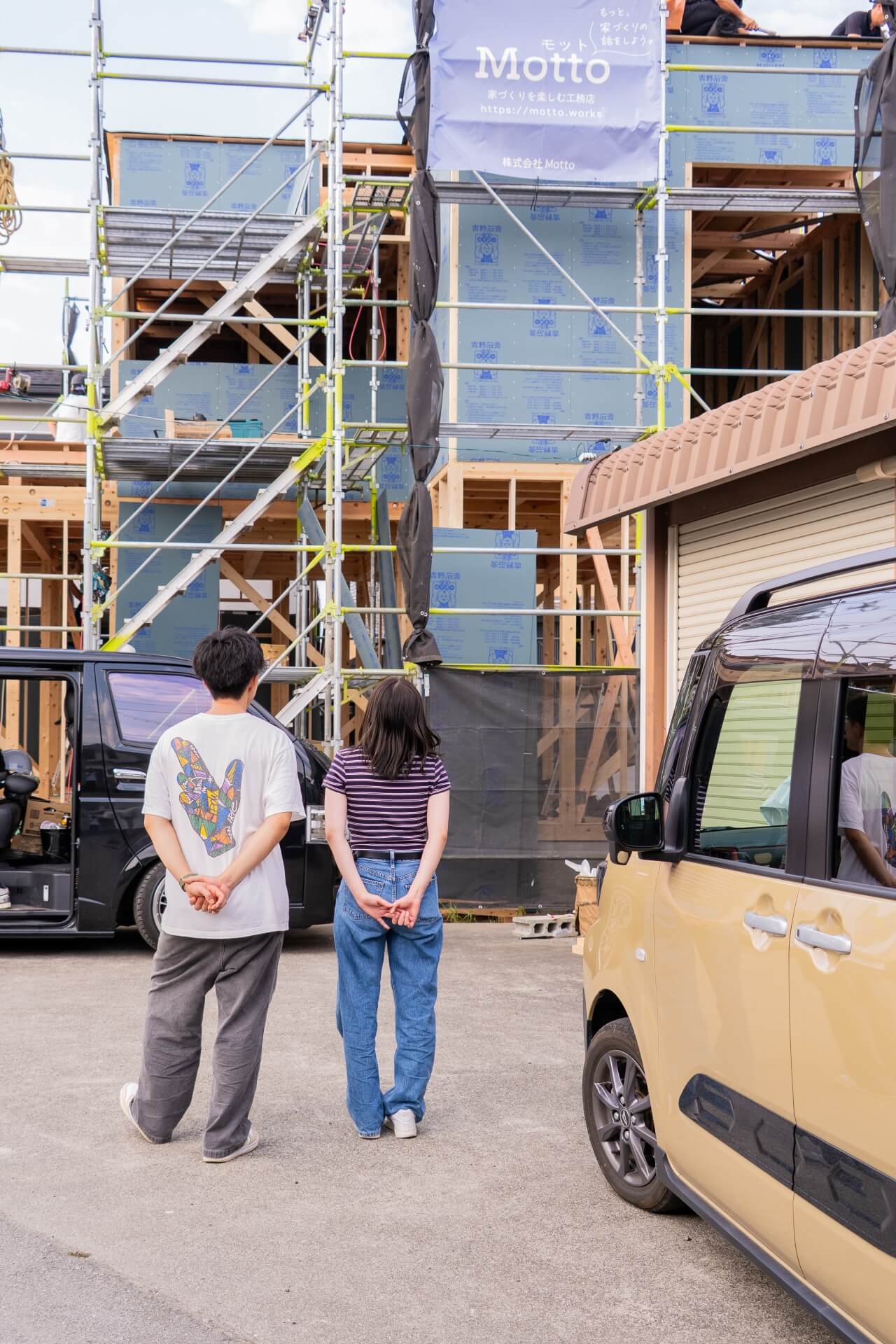 山梨県南アルプス市寺部の新築現場の建方にてお施主様が建物を眺めている。