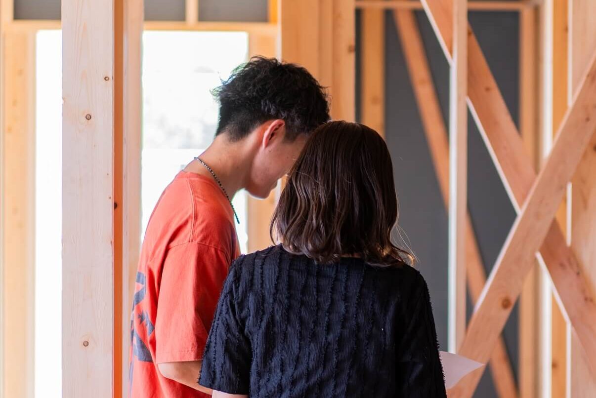 山梨県南アルプス市寺部の新築現場の現場打合せの様子。