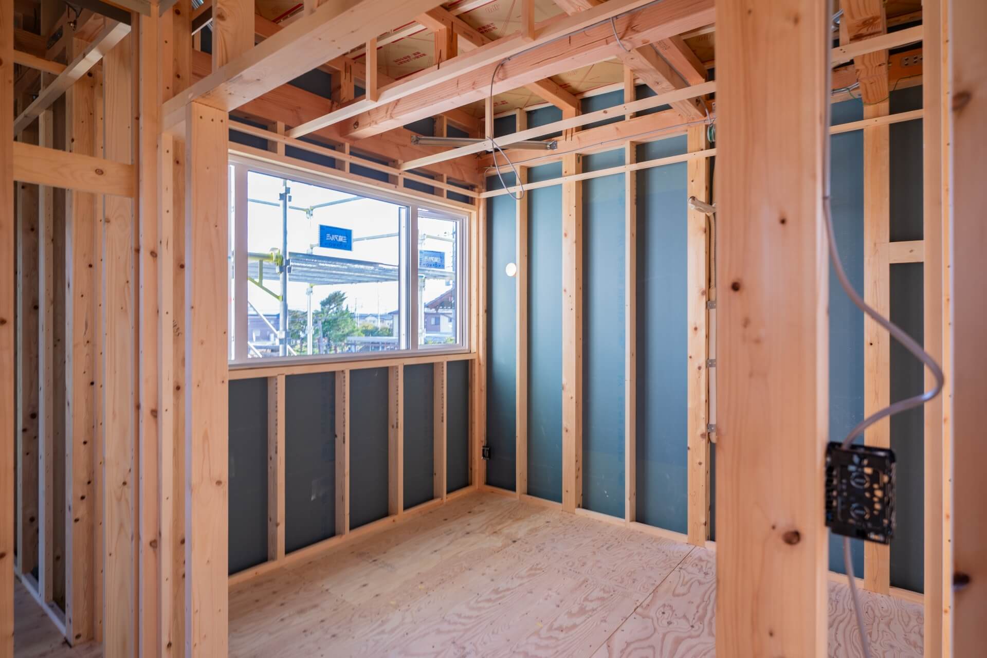 山梨県南アルプス市寺部の新築現場。各部屋に電気の先行配線が施工されている様子。