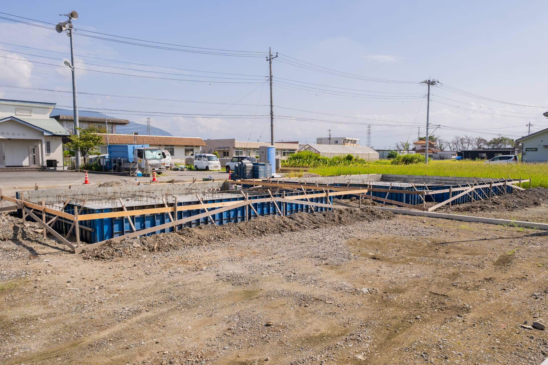 山梨県甲府市増坪の基礎工事の様子。平屋と二階建ての基礎。