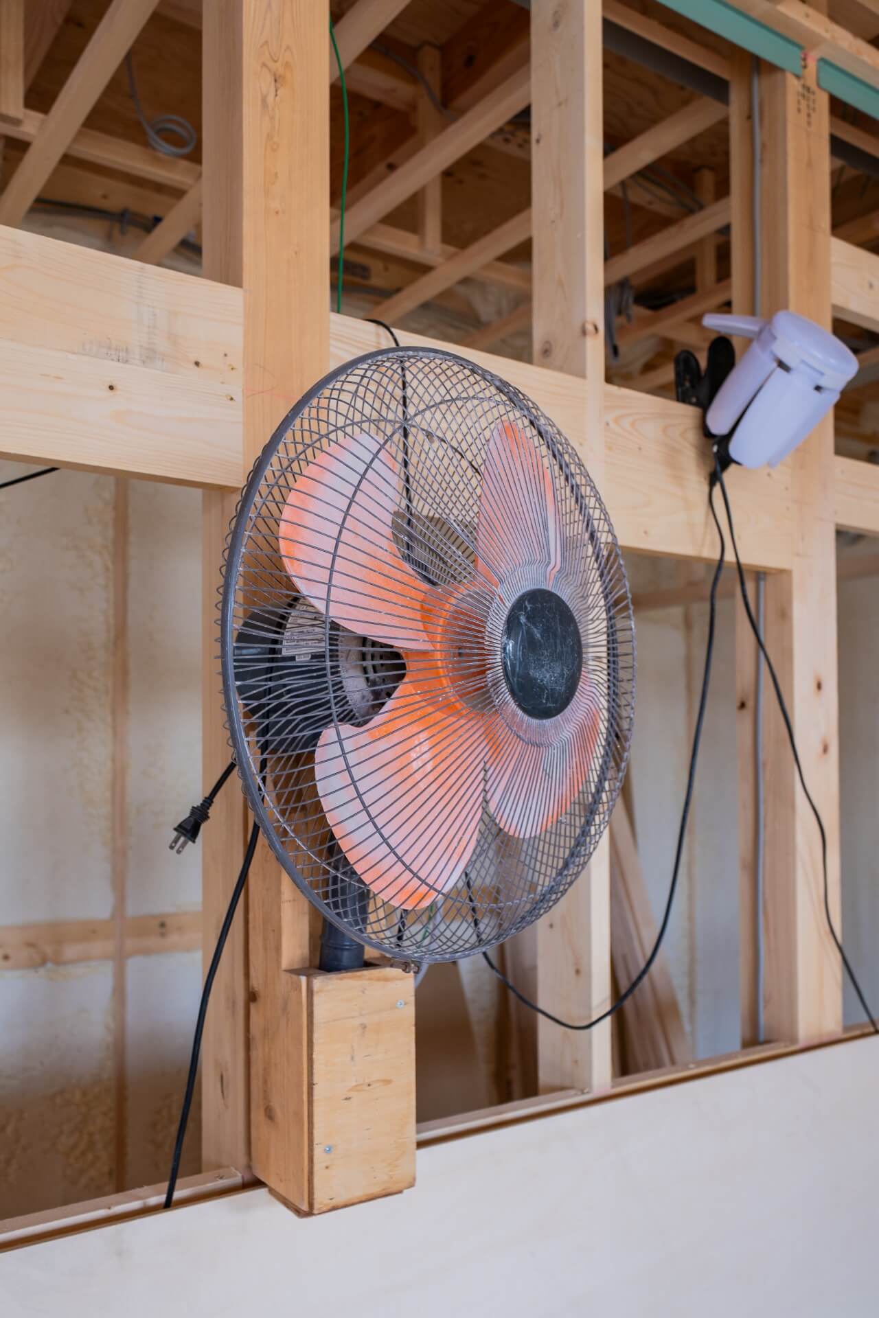 山梨県南アルプス市寺部の新築現場にて大工さんが設置した扇風機。
