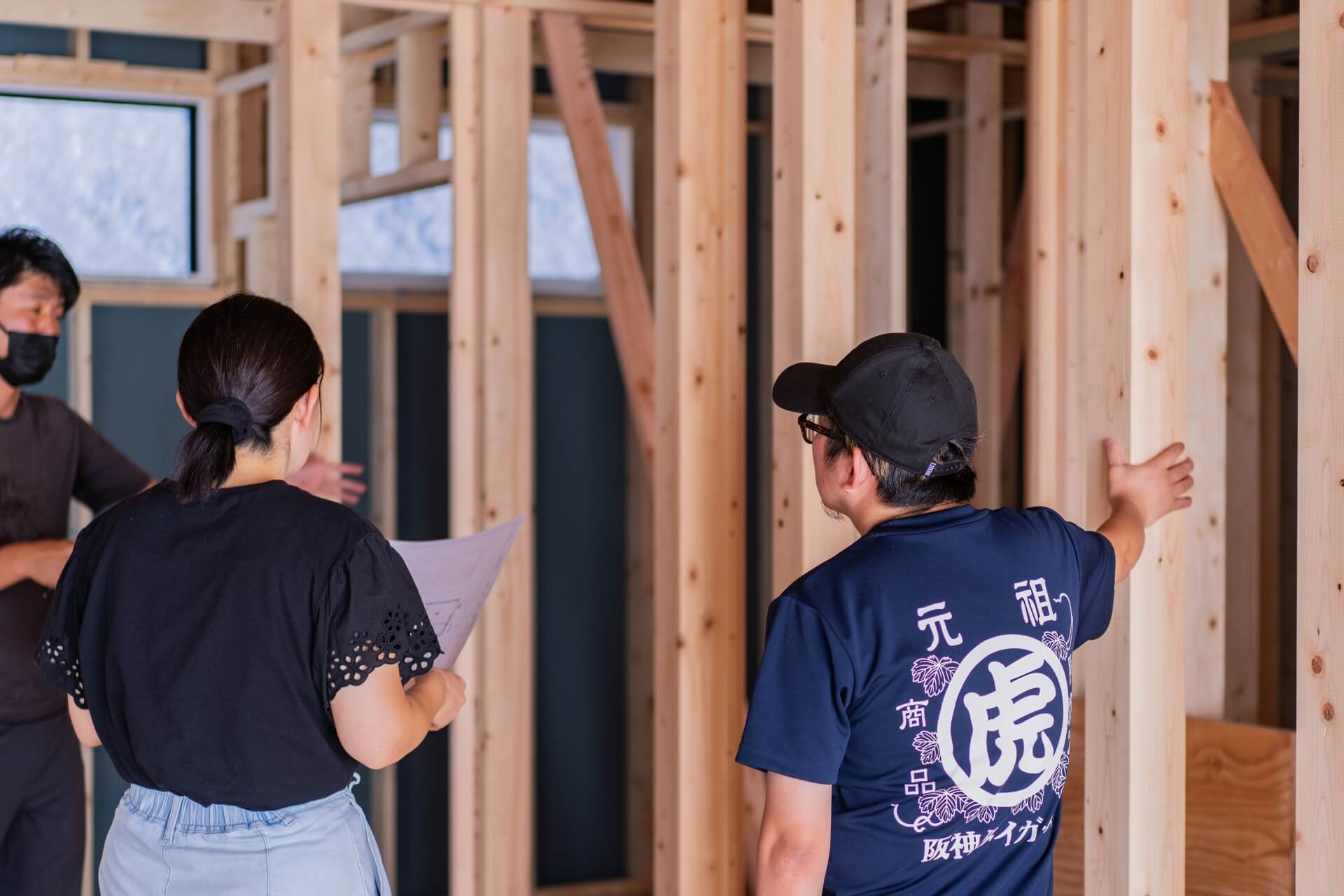 山梨県南アルプス市藤田の現場で上棟打ち合わせをしている様子。