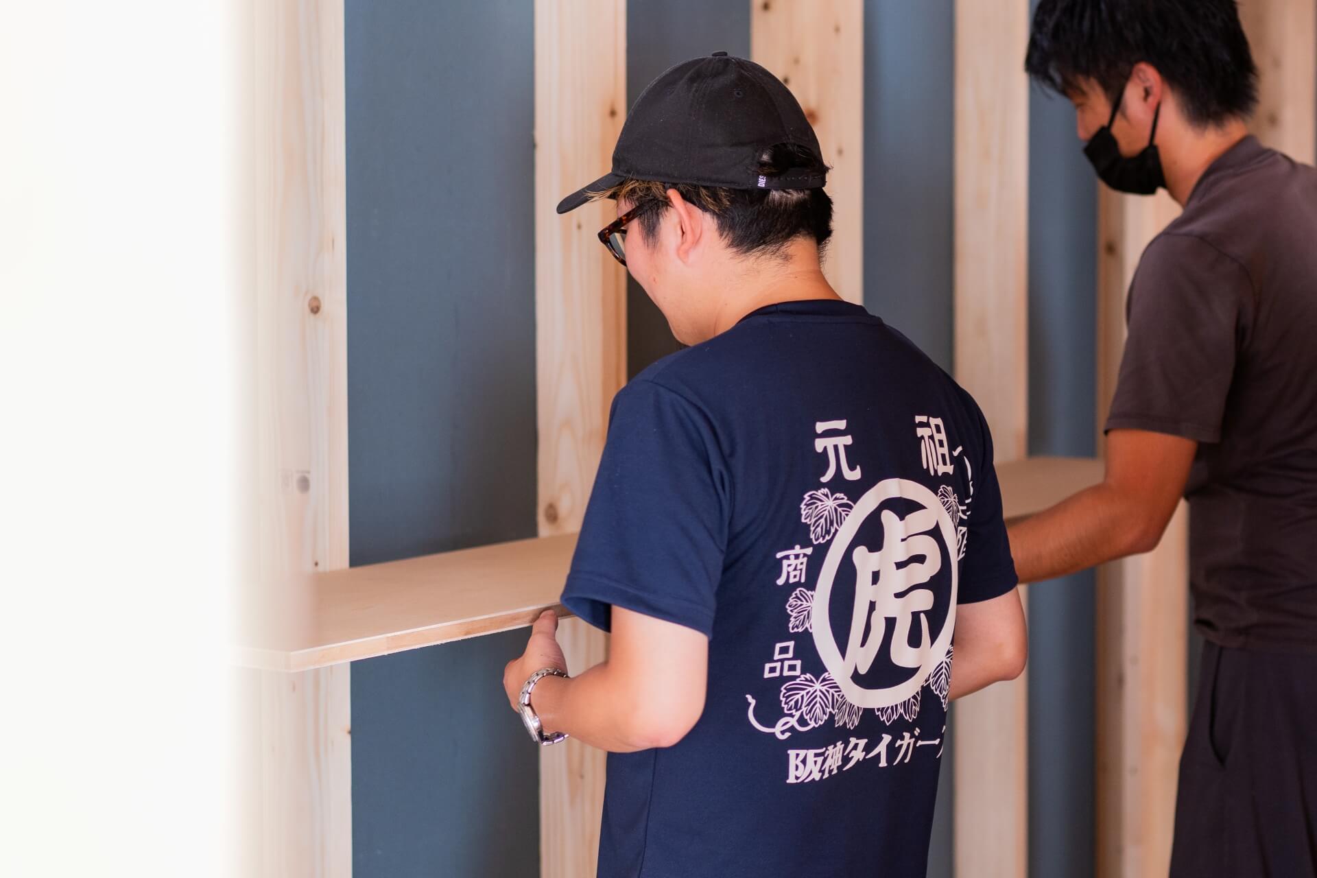 山梨県南アルプス市藤田の現場で洗面脱衣所のカウンターの高さを打合せしている様子。