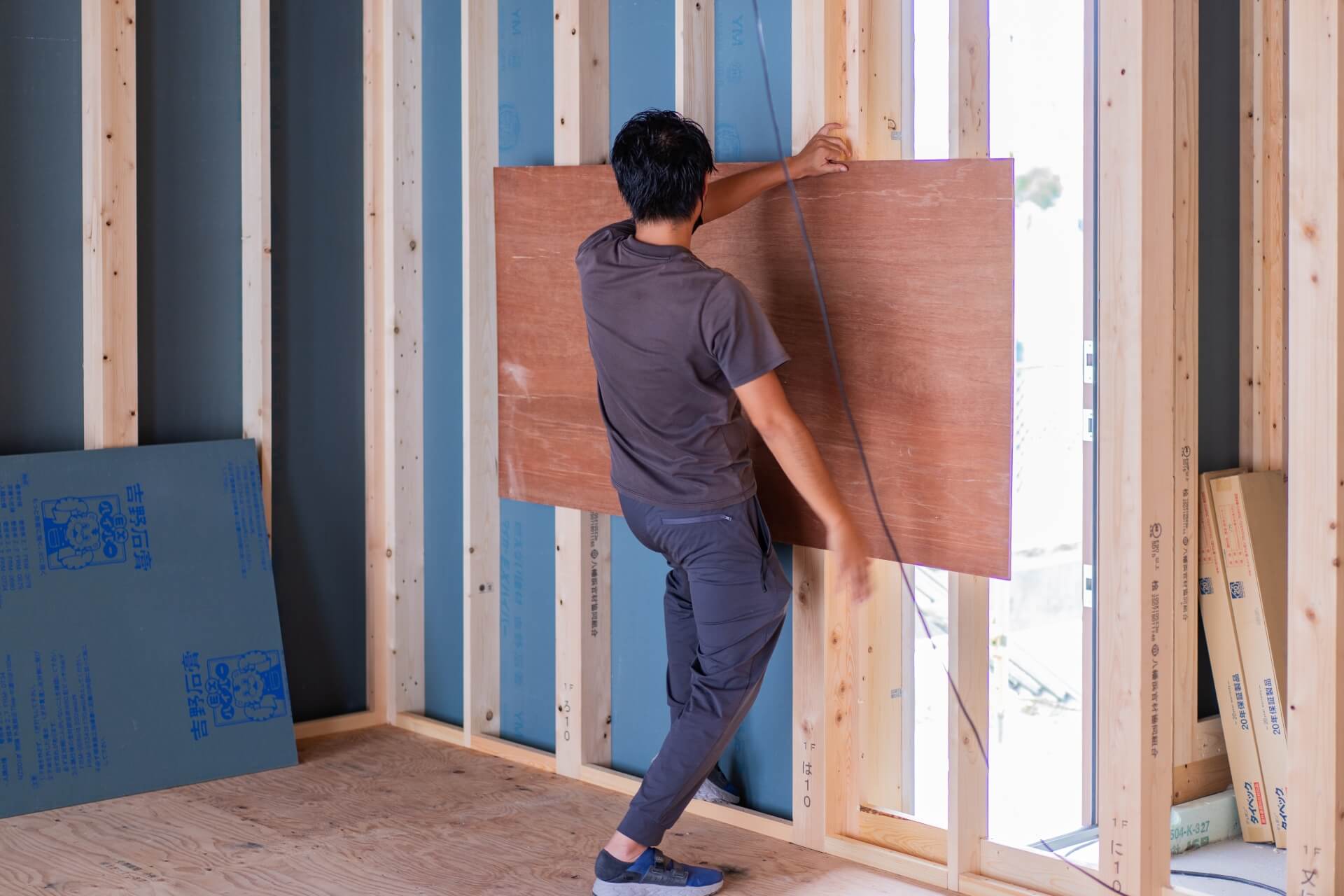 山梨県南アルプス市藤田の現場にテレビのサイズ感を確認している様子。