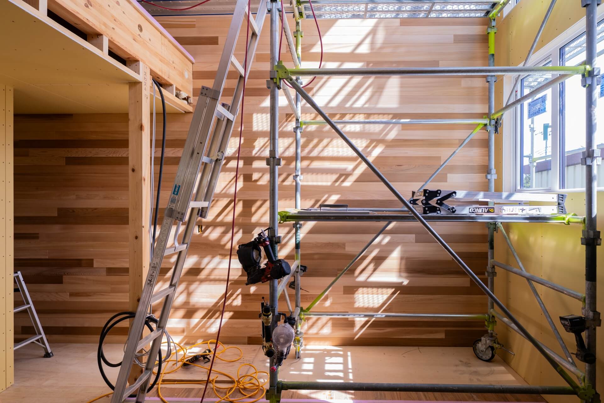 山梨県南アルプス市寺部の新築現場にて室内の壁にレッドシダーが張られている。