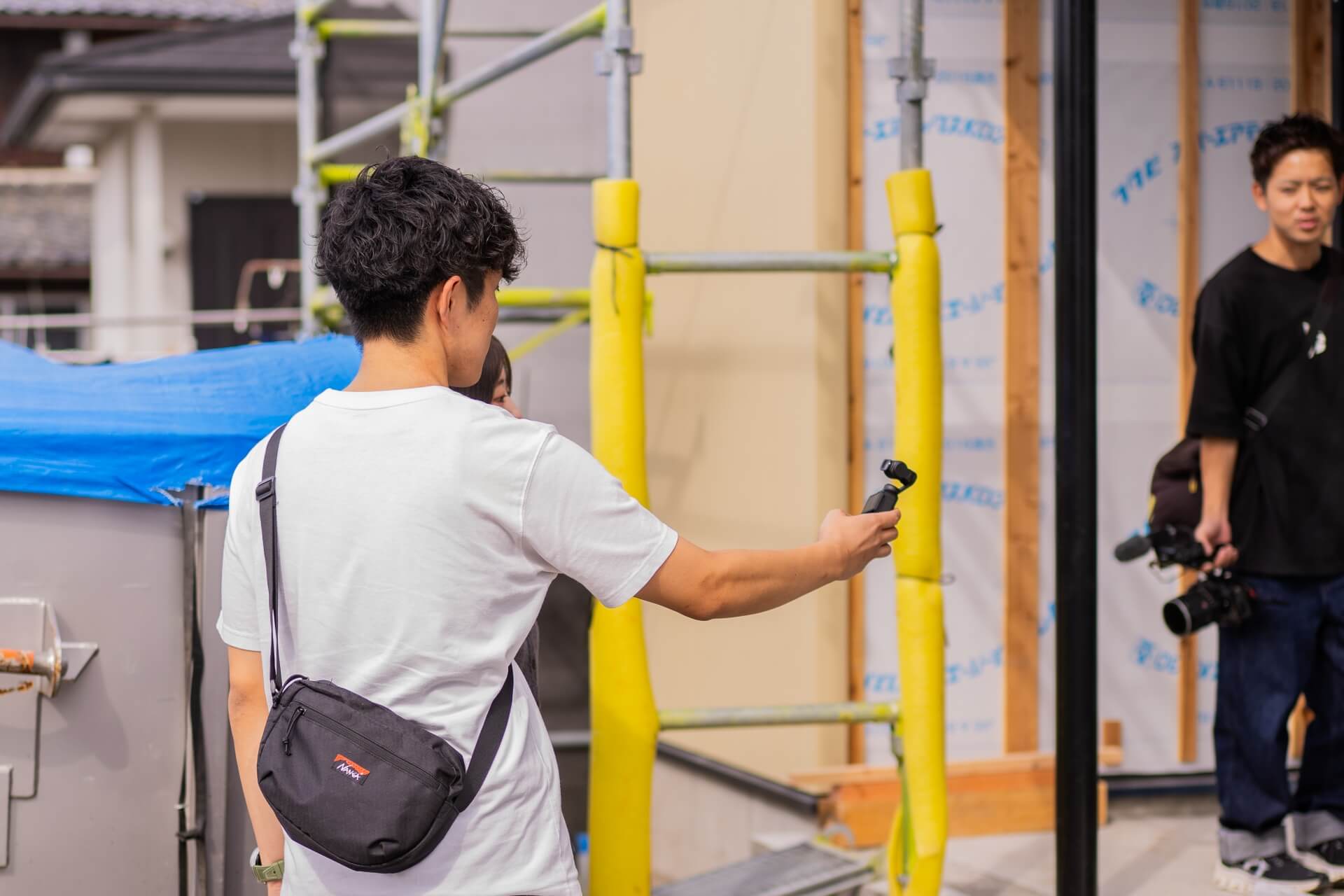 山梨県南アルプス市寺部の新築現場にてオーナー様に現場の様子を見学してもらっている様子。