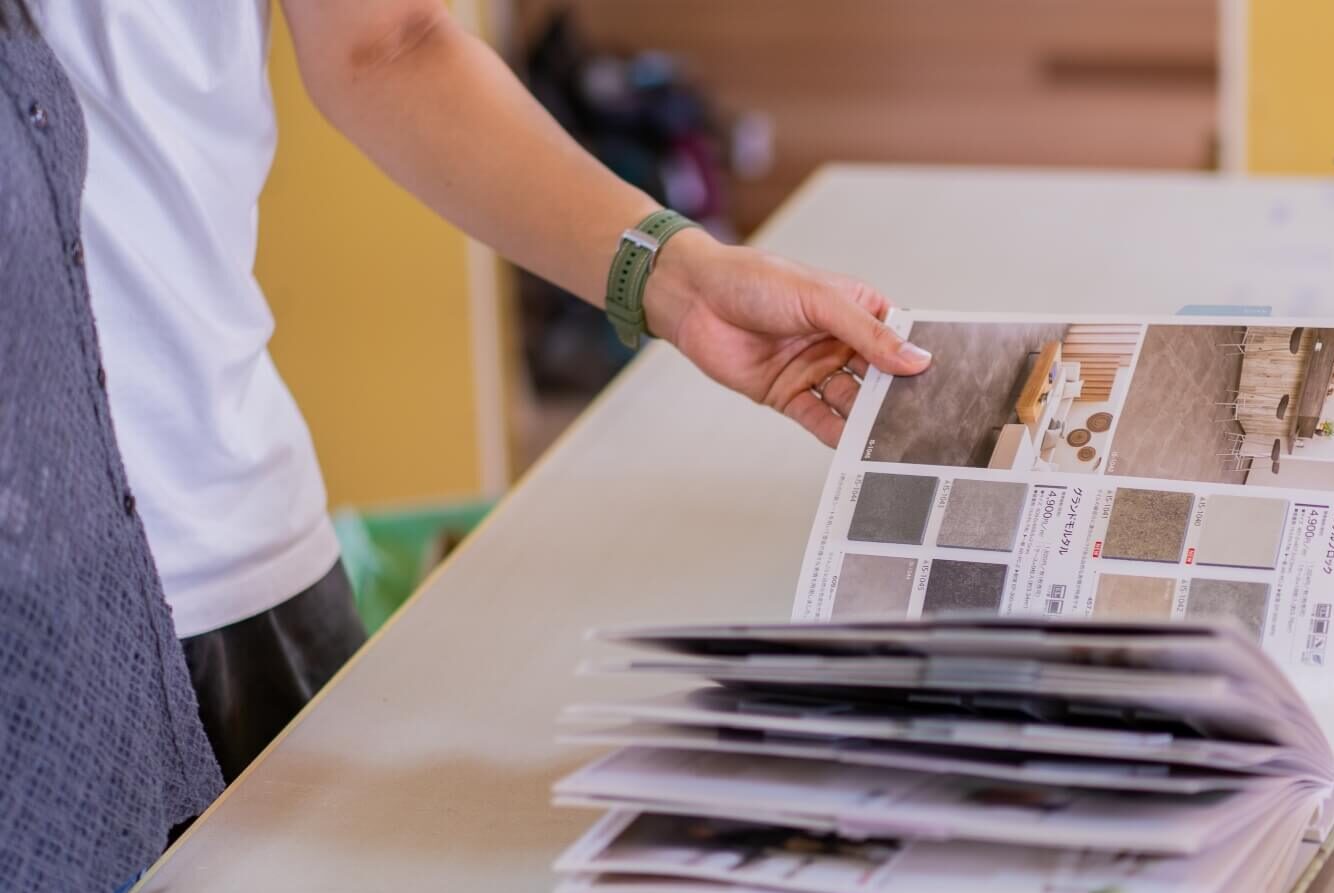 山梨県南アルプス市寺部の新築現場にて内装床の打ち合わせをしている様子。