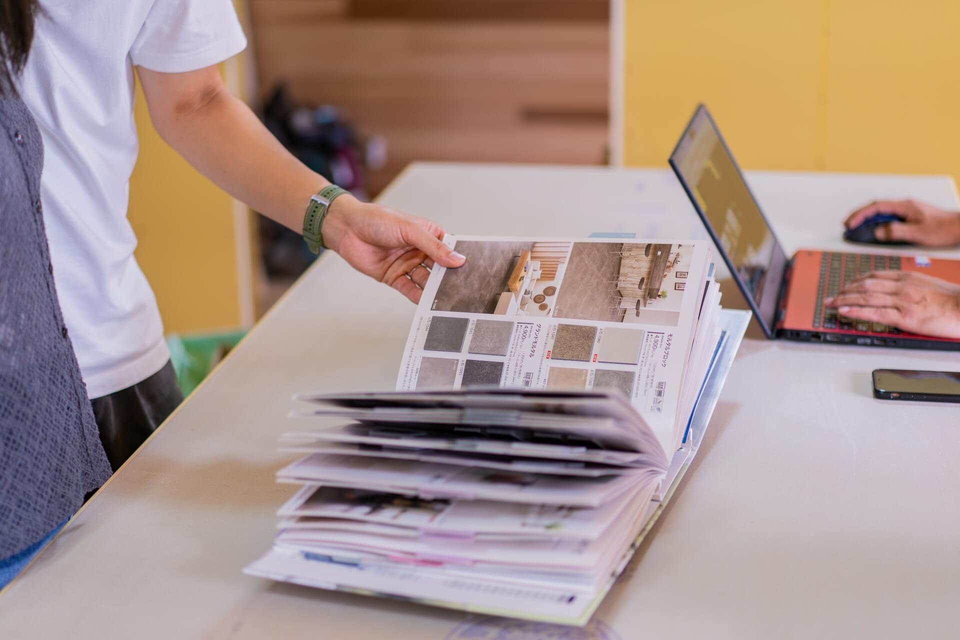 山梨県南アルプス市寺部の新築現場にて内装床の打ち合わせをしている様子。