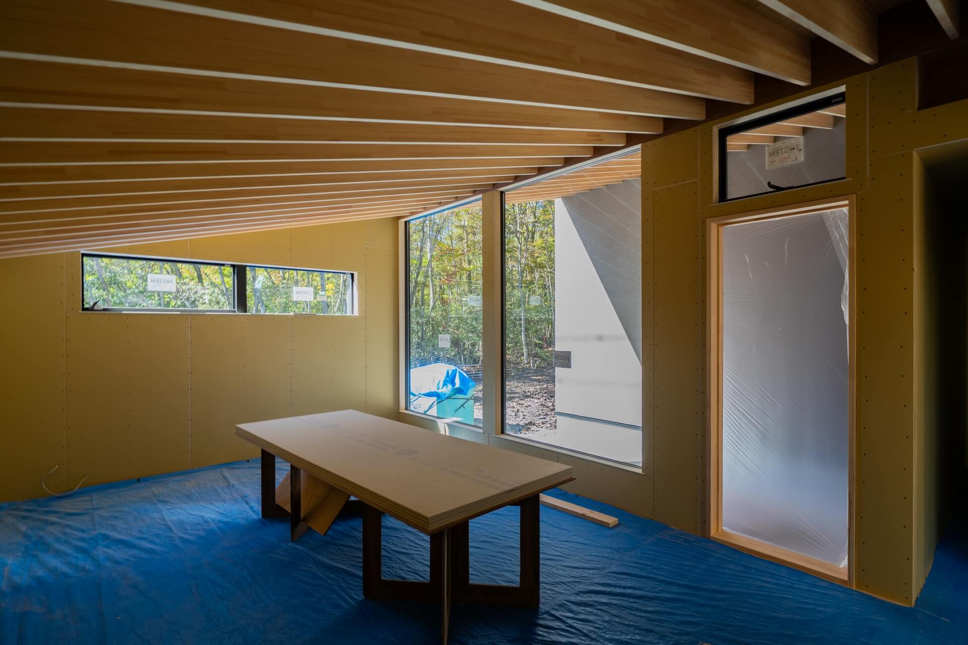 山梨県富士ケ嶺で建築中のヴィラの室内側から見た中庭の様子。