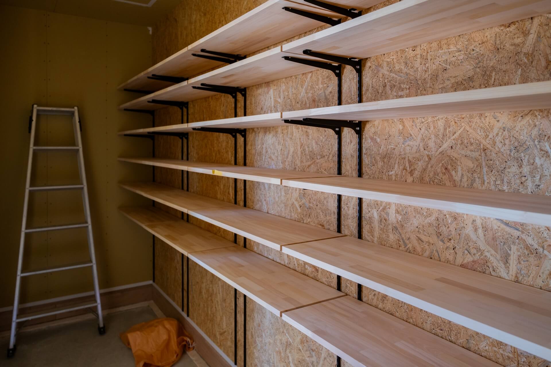 山梨県南アルプス市寺部の新築現場にて玄関収納の棚。