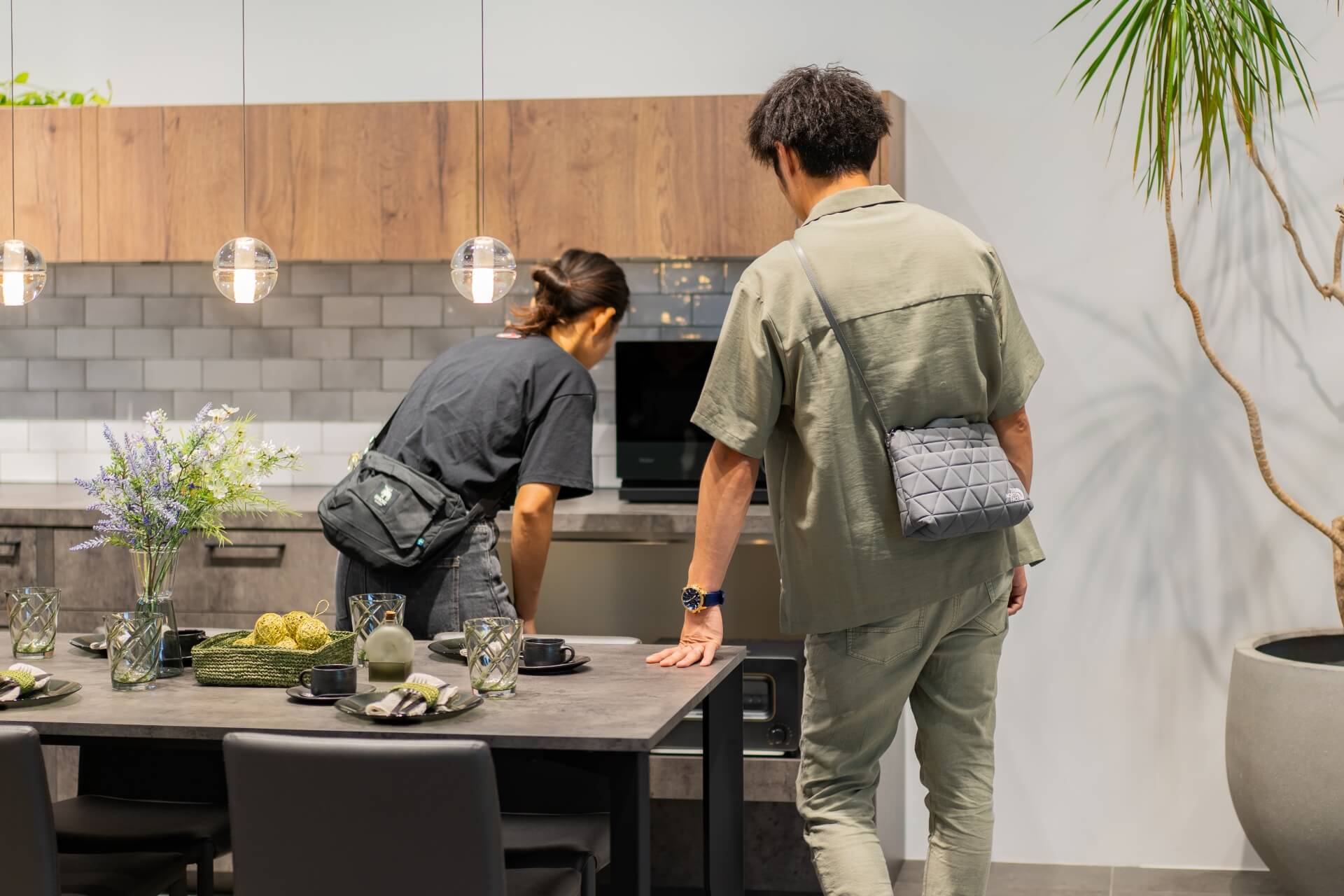 グラフテクトのショールームにて見学している大明見の家のオーナー様。