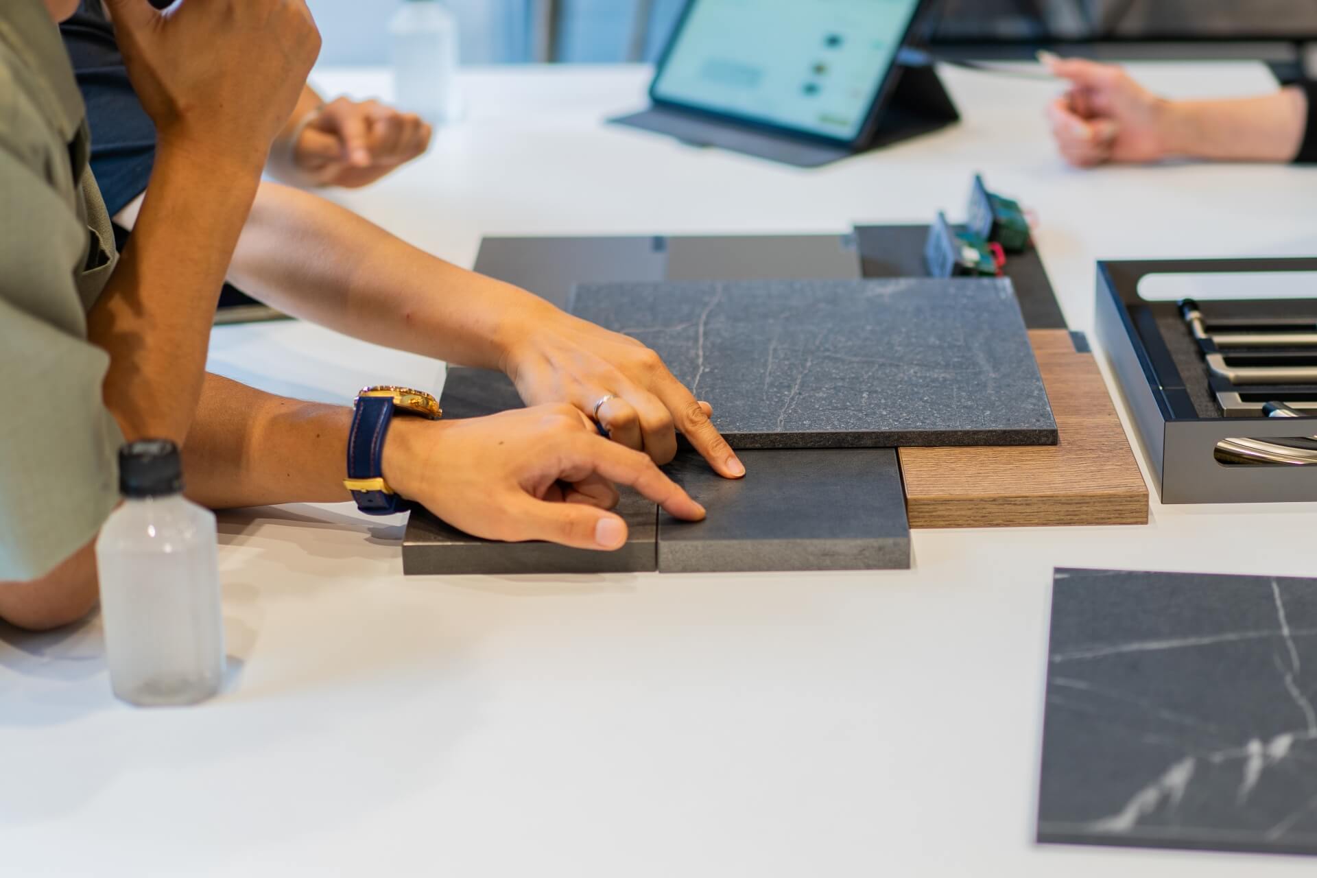 グラフテクトのショールームにキッチンの天板の色を決めている大明見の家のオーナー様。