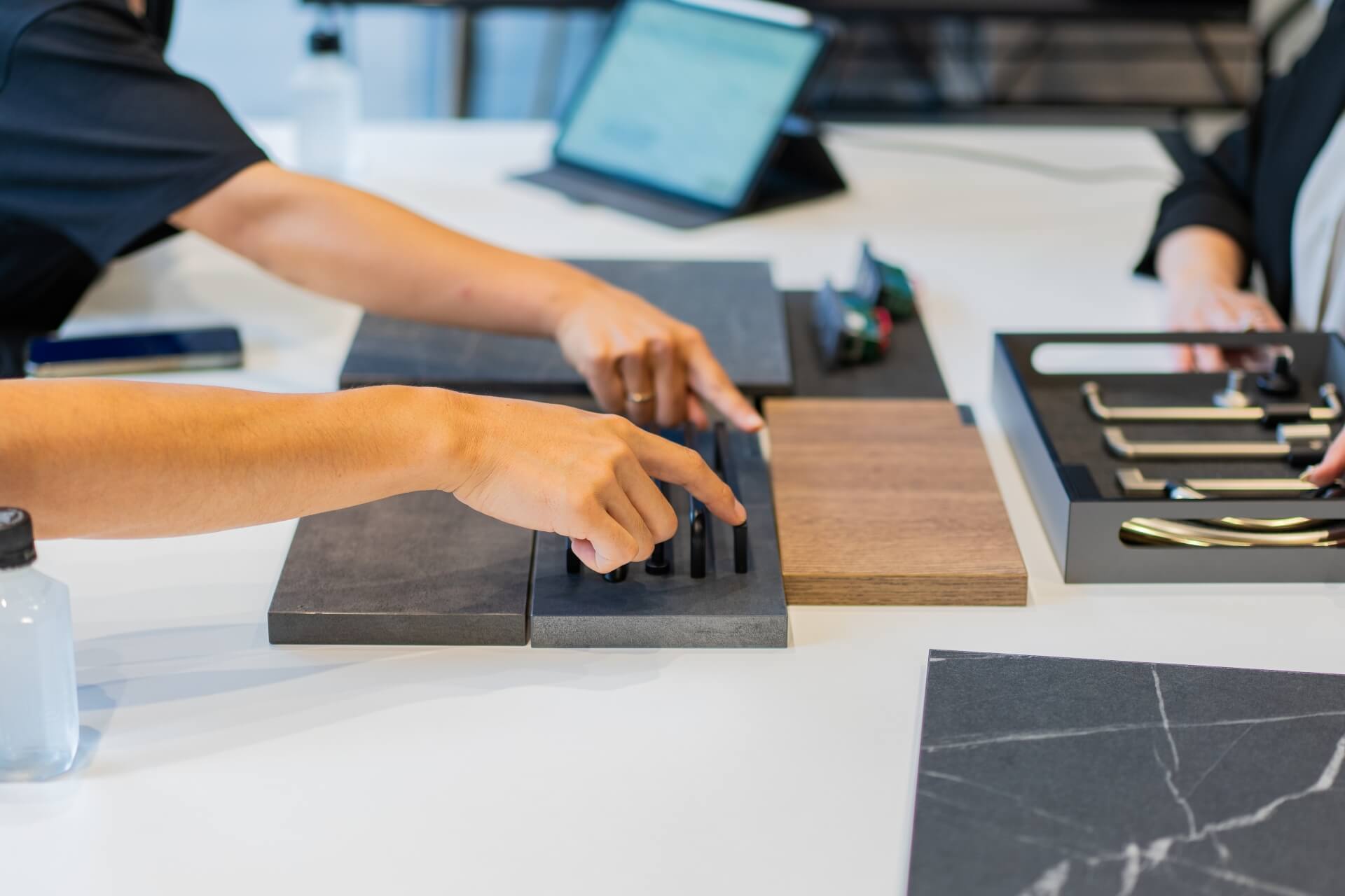 グラフテクトのショールームにキッチンの天板の色に合わせて取っ手を決めている大明見の家のオーナー様。