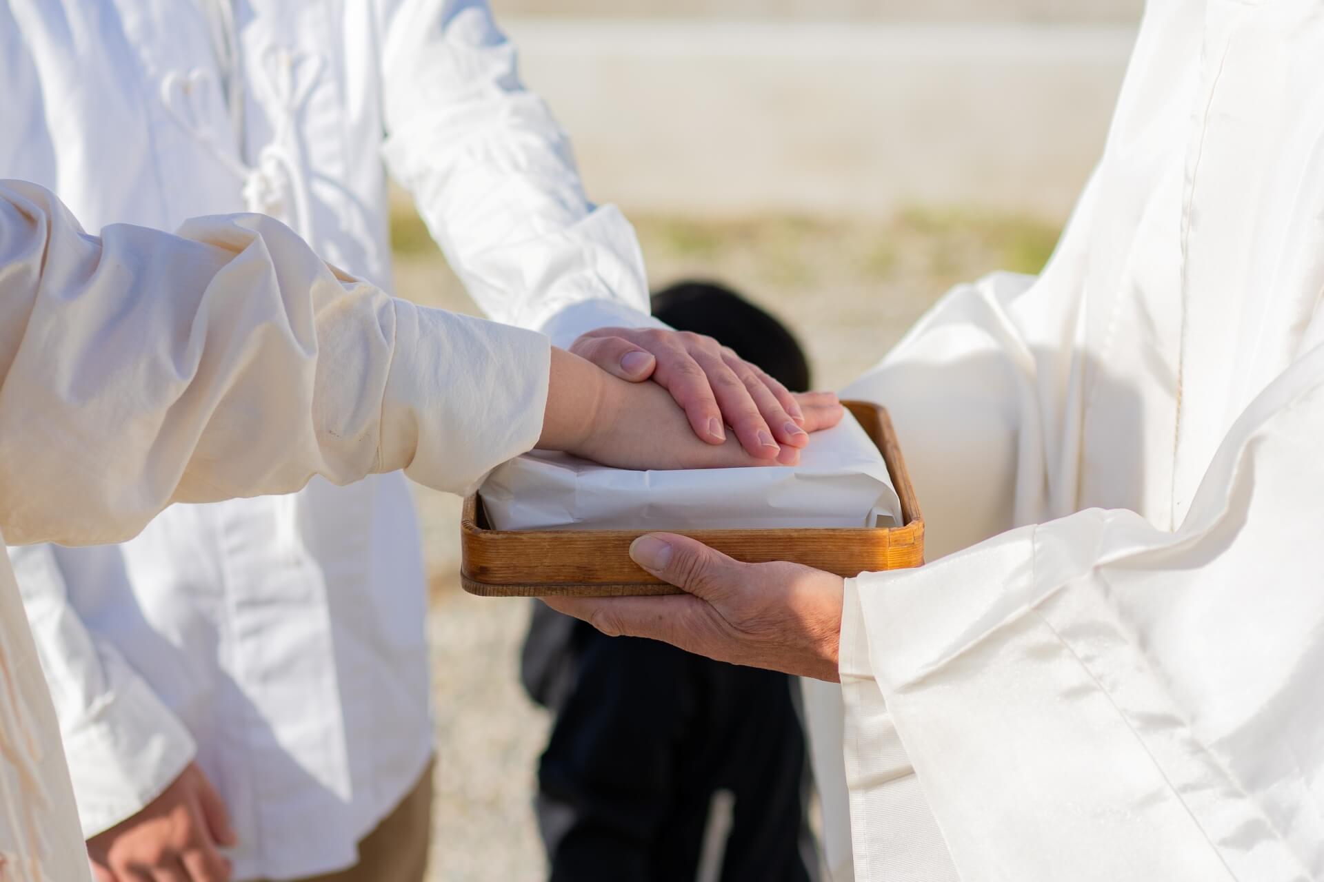山梨県甲府市蓬沢の建築現場の地鎮祭の様子。祈りを込めている様子。
