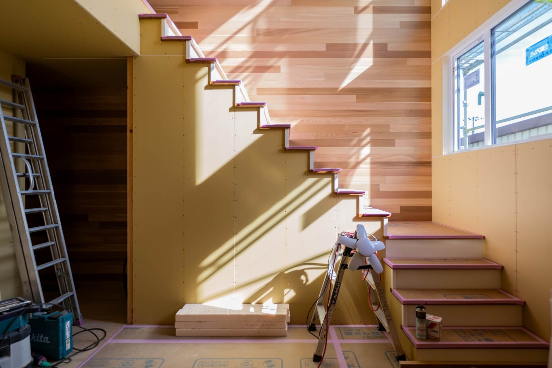 山梨県南アルプス市寺部の新築現場にて施工中の階段。