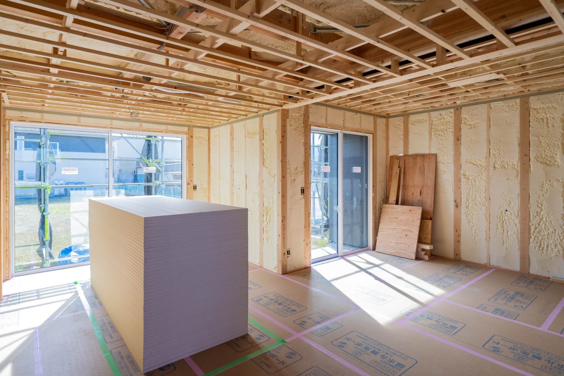 山梨県南アルプス市藤田の現場にて施工中の現場の様子。吹付断熱が施工された。