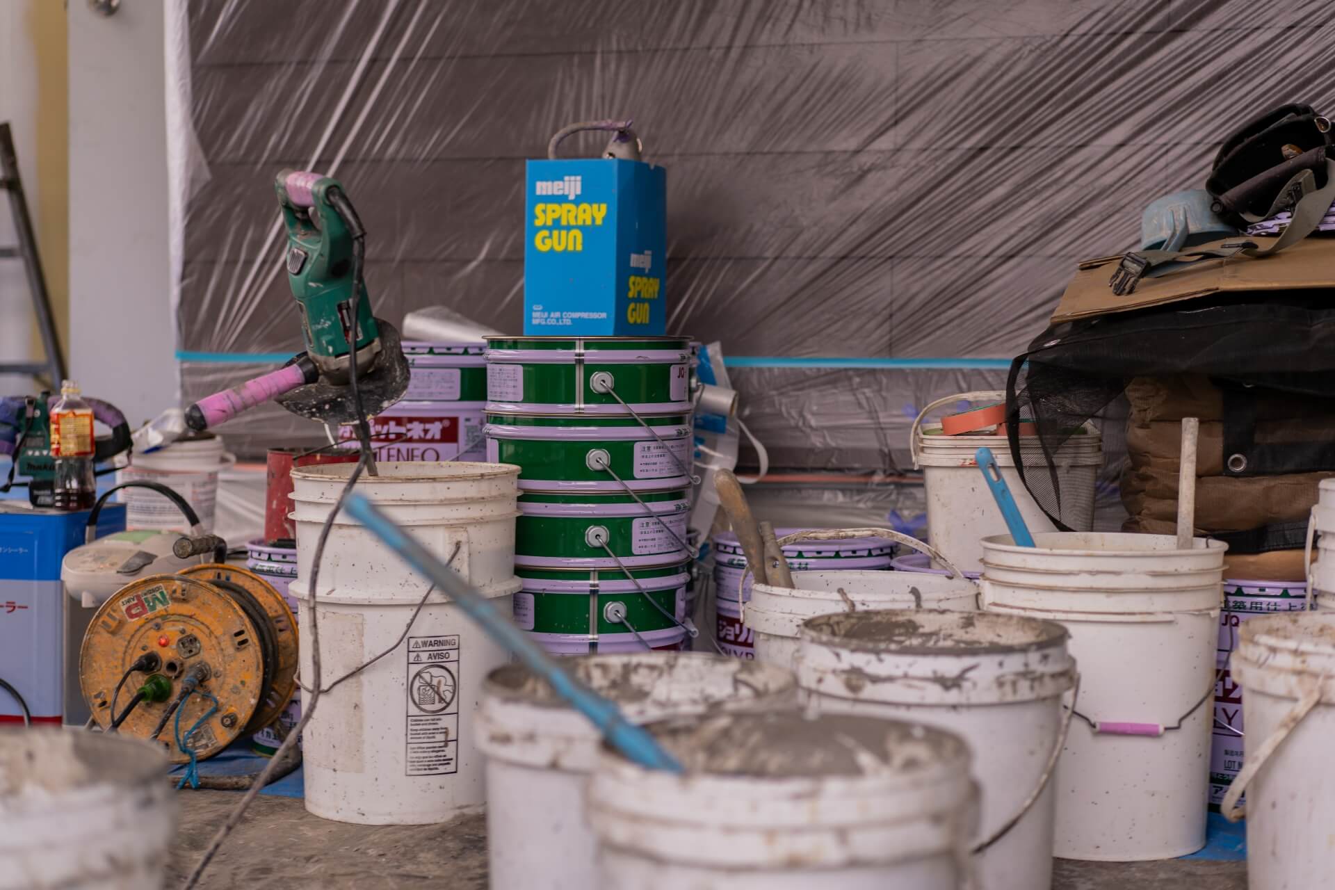 山梨県南アルプス市寺部の新築現場にて外壁を塗る施工中の様子。