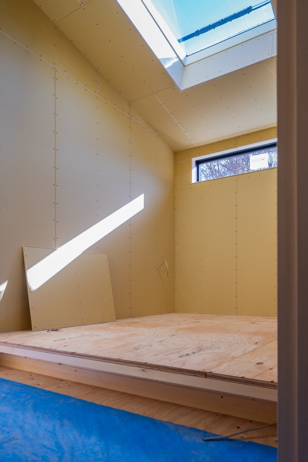 山梨県富士ケ嶺で建築中のヴィラの洋室を小上がりに施工している様子。