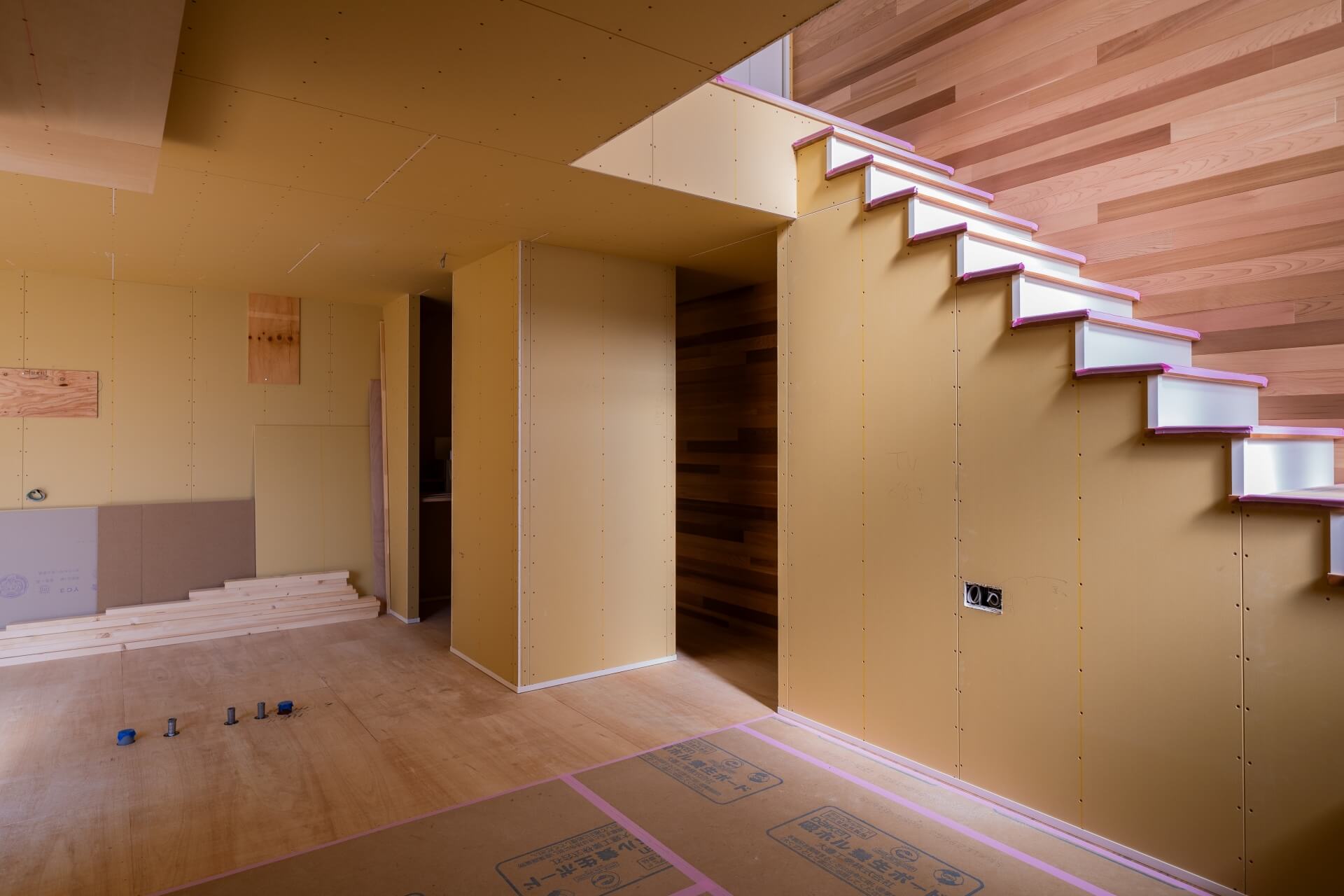 山梨県南アルプス市寺部の新築現場にて木工事が終わった室内の様子。