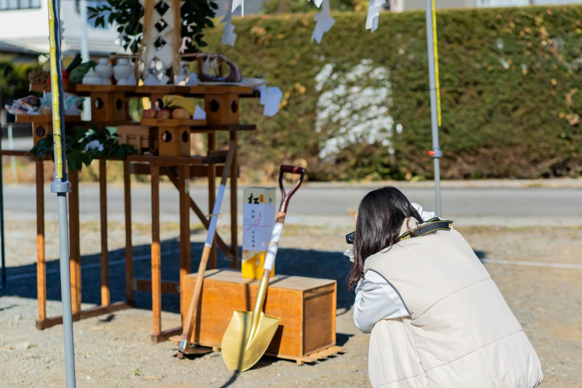 山梨県富士吉田市大明見の建築現場。地鎮祭にて写真を撮るオーナー様の様子。