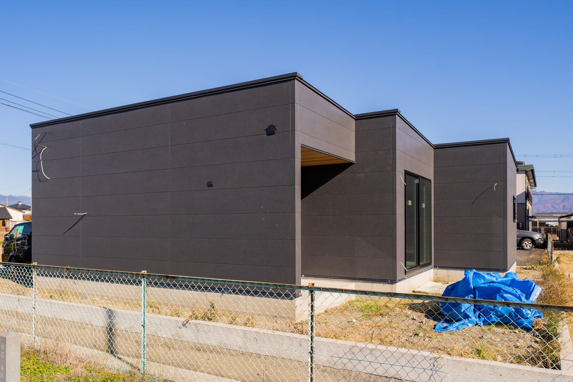 山梨県南アルプス市藤田の現場にて施工中の外観。