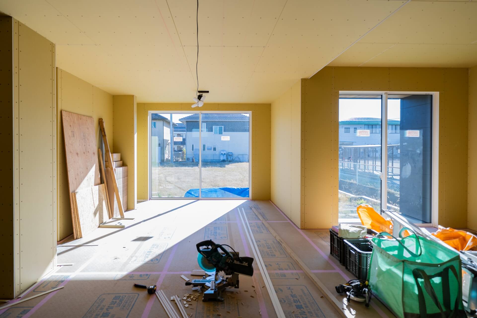 山梨県南アルプス市藤田の現場にて施工中の室内の様子。