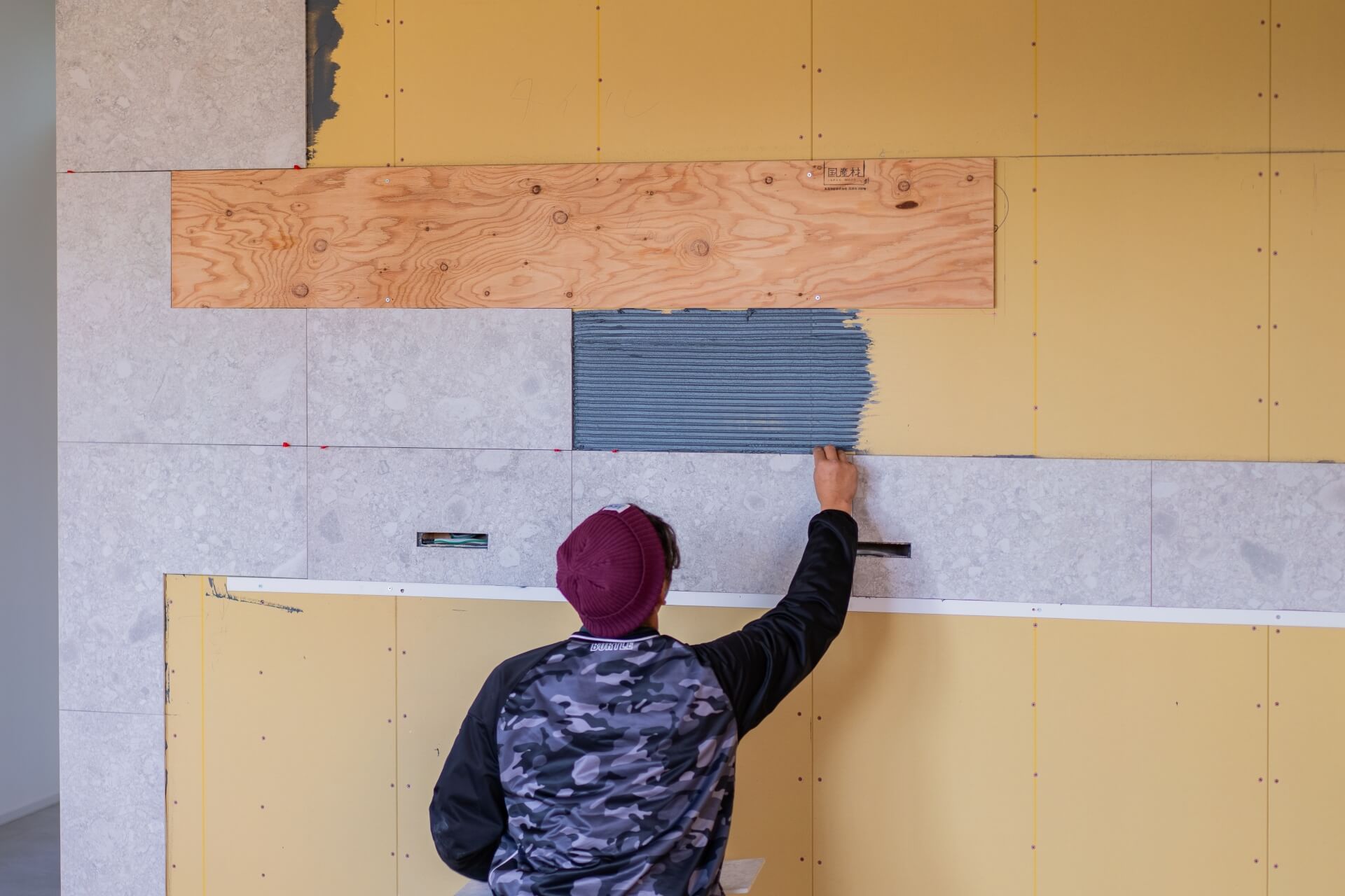 山梨県南アルプス市寺部の新築現場にてキッチンダイニングにタイルを貼っている。