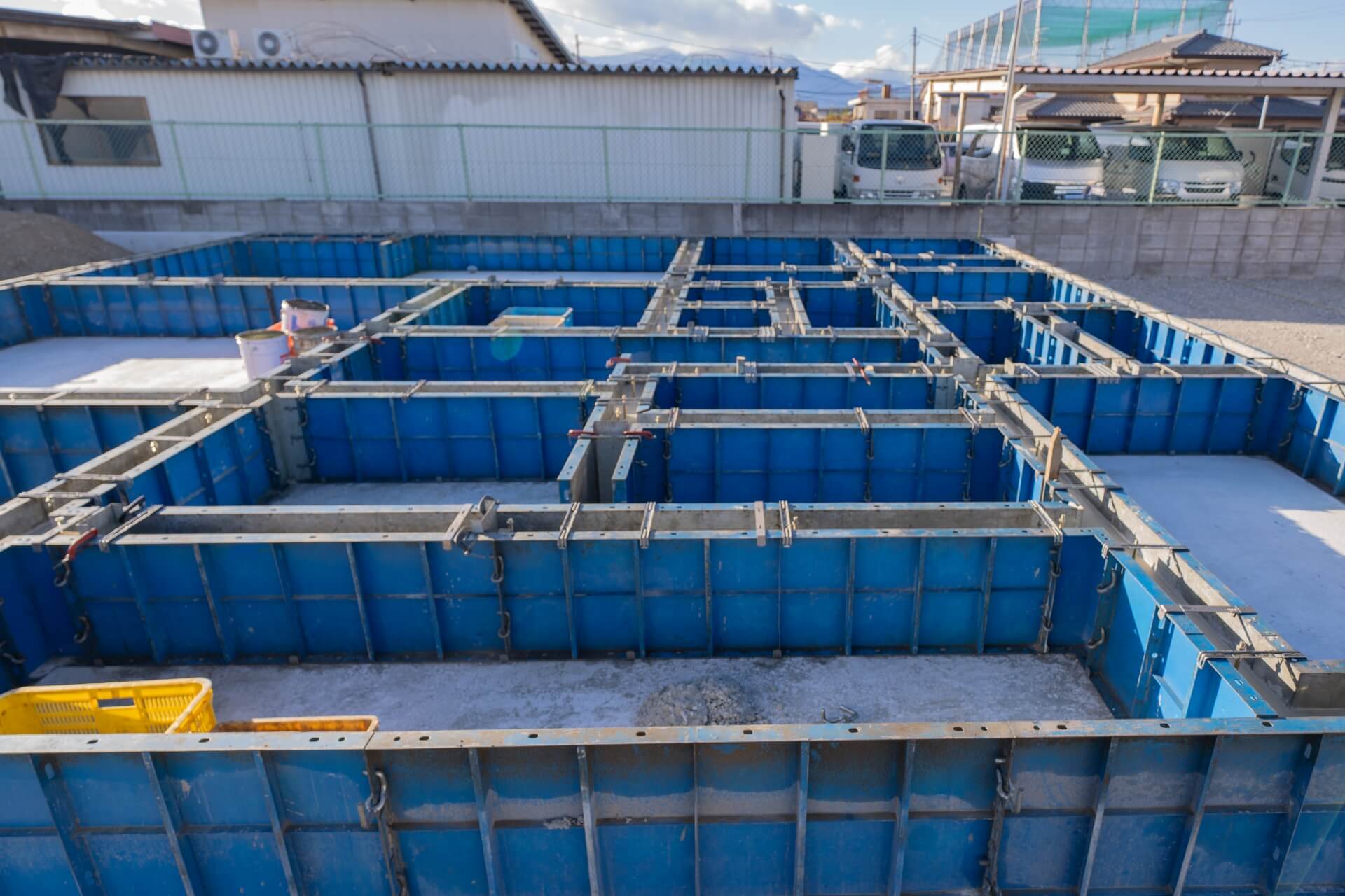 山梨県甲府市蓬沢の新築現場で行われている基礎工事。コンクリート打設前の型枠が組まれ、建物の形が確認できる様子。