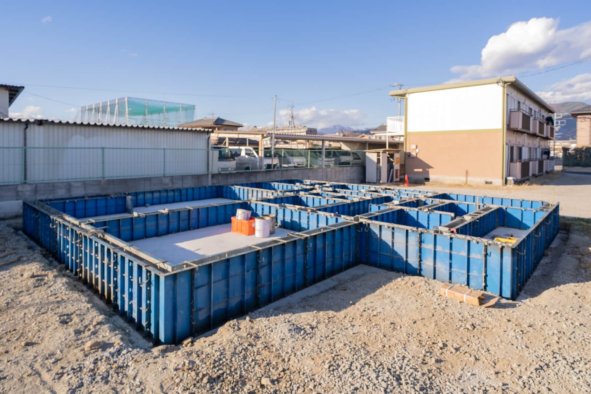 山梨県甲府市蓬沢の新築現場の基礎工事の全景。建物全体の配置や間取りの輪郭が分かる基礎型枠の様子。