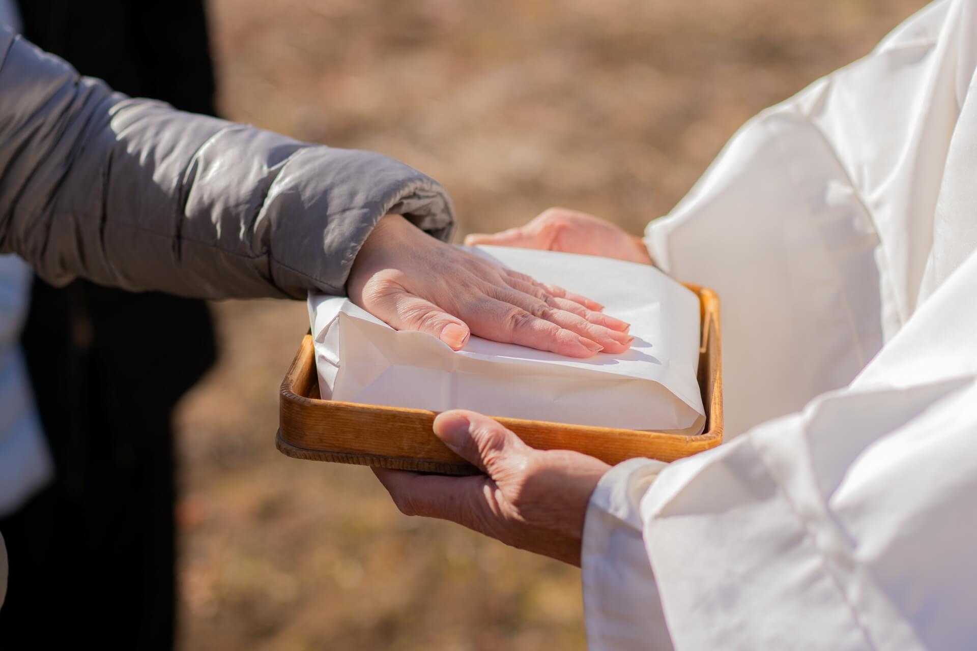 山梨県北杜市大泉町西井出の建築現場。地鎮祭の様子。家づくりの安全を祈願している場面。