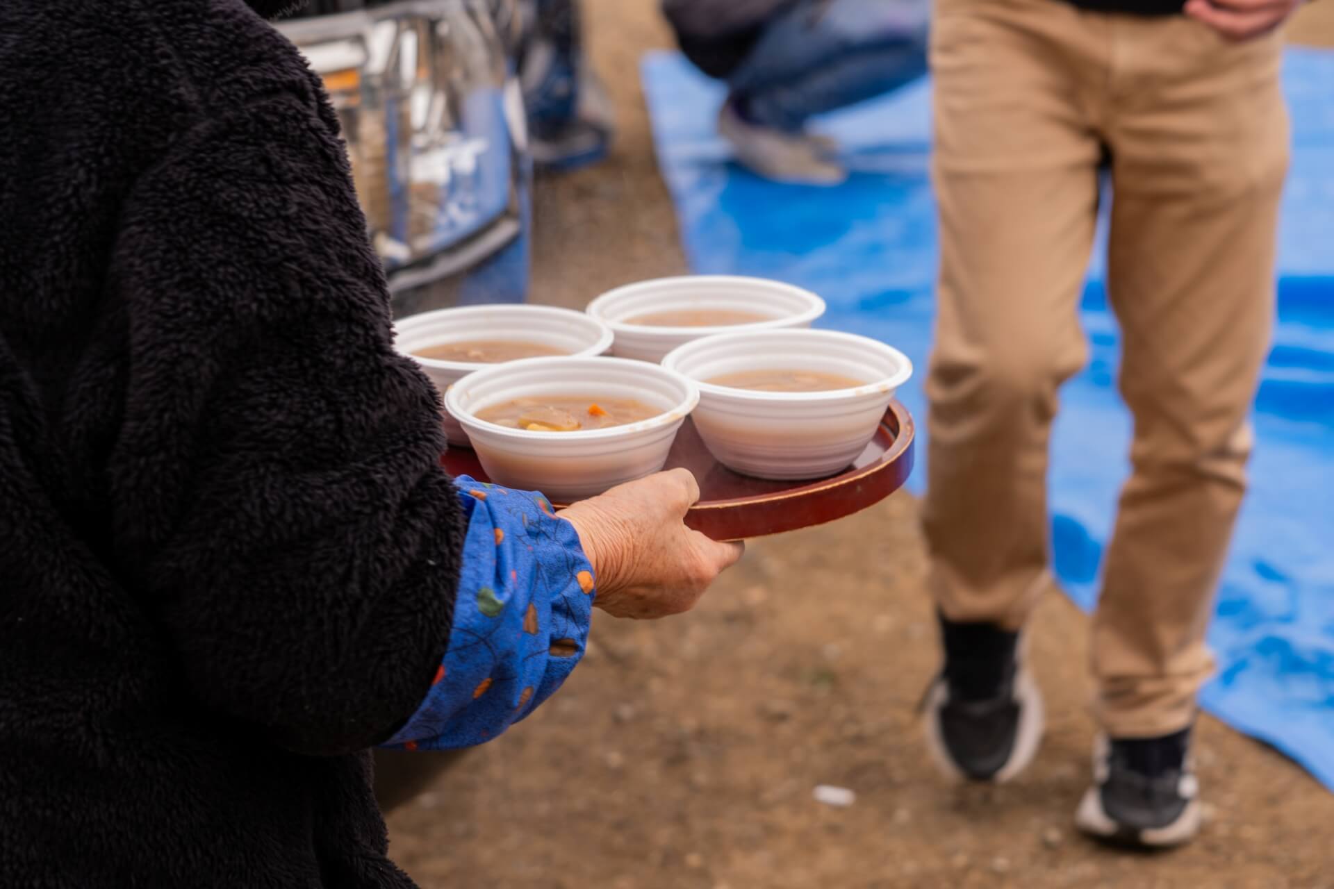 山梨県甲府市蓬沢の新築現場にて上棟作業中に配られる温かい食事の様子。