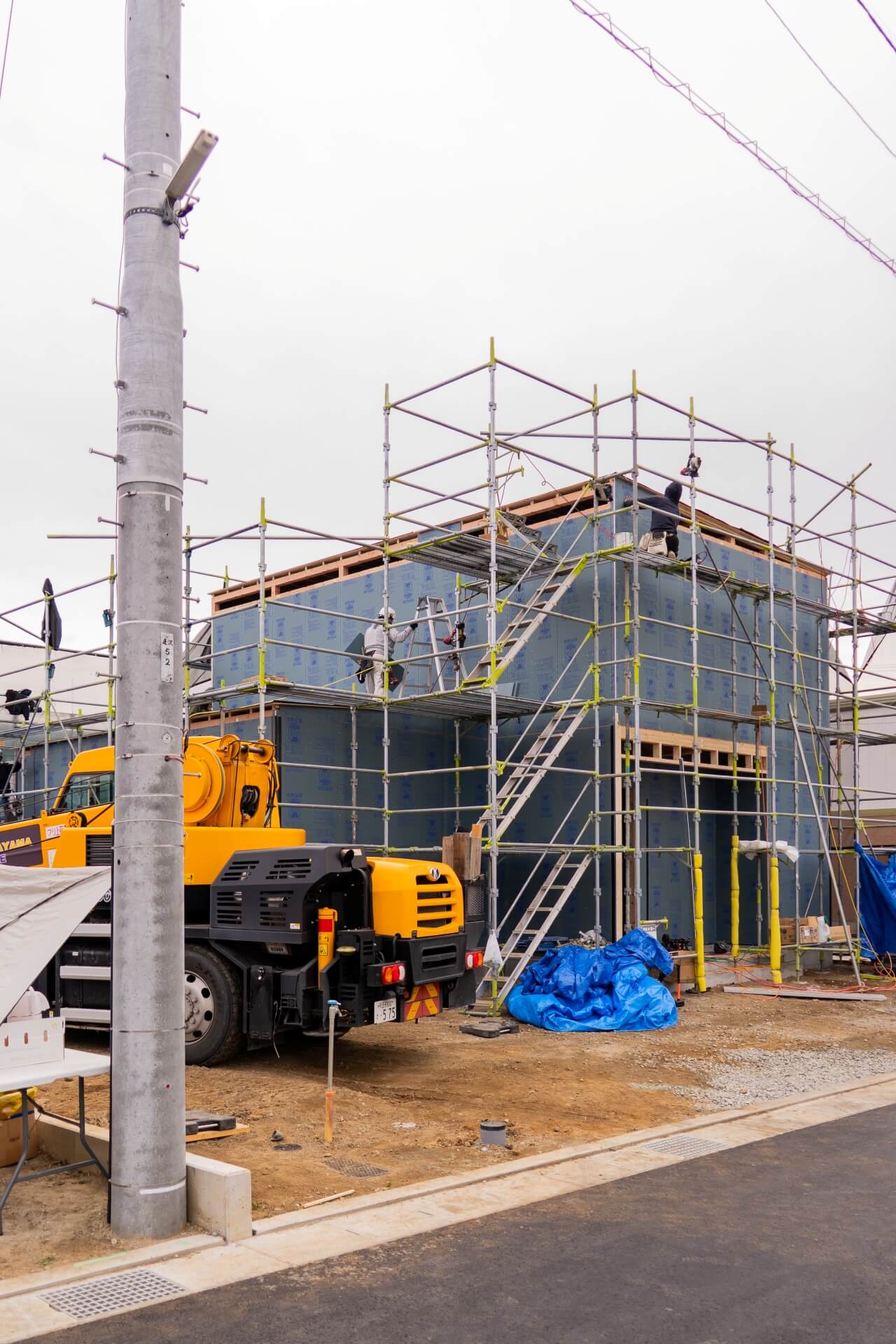 山梨県甲府市蓬沢の新築現場にて上棟作業を終えた木造住宅の外観。