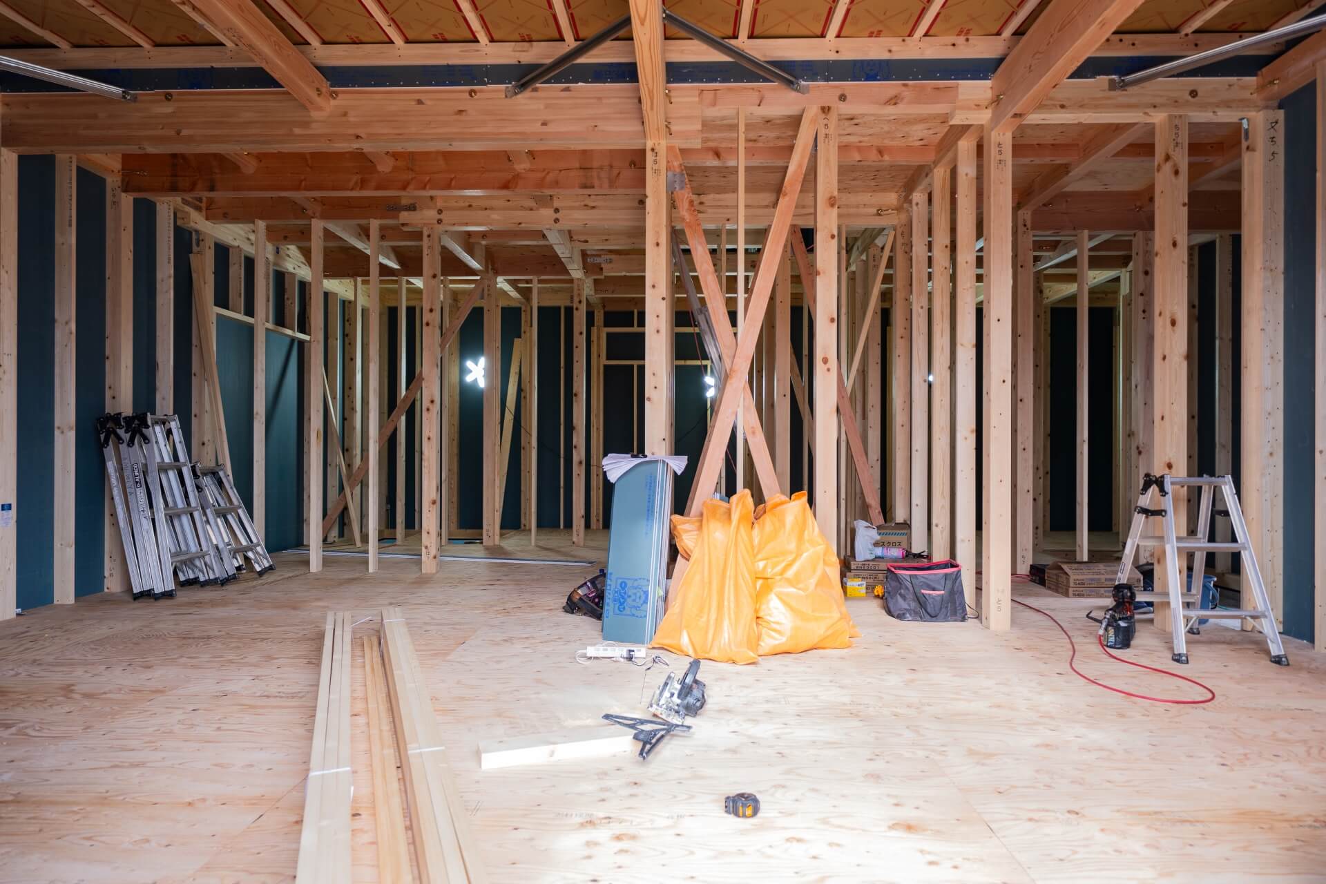 山梨県甲府市蓬沢の新築現場にて上棟後の木造住宅内部の構造と空間の様子。