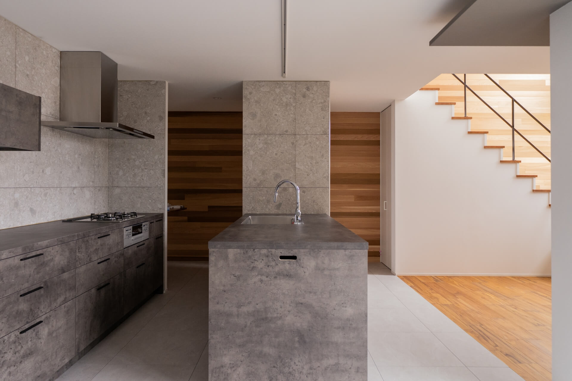 山梨県南アルプス市寺部の新築現場にて施工されたグラフテクトのキッチン。