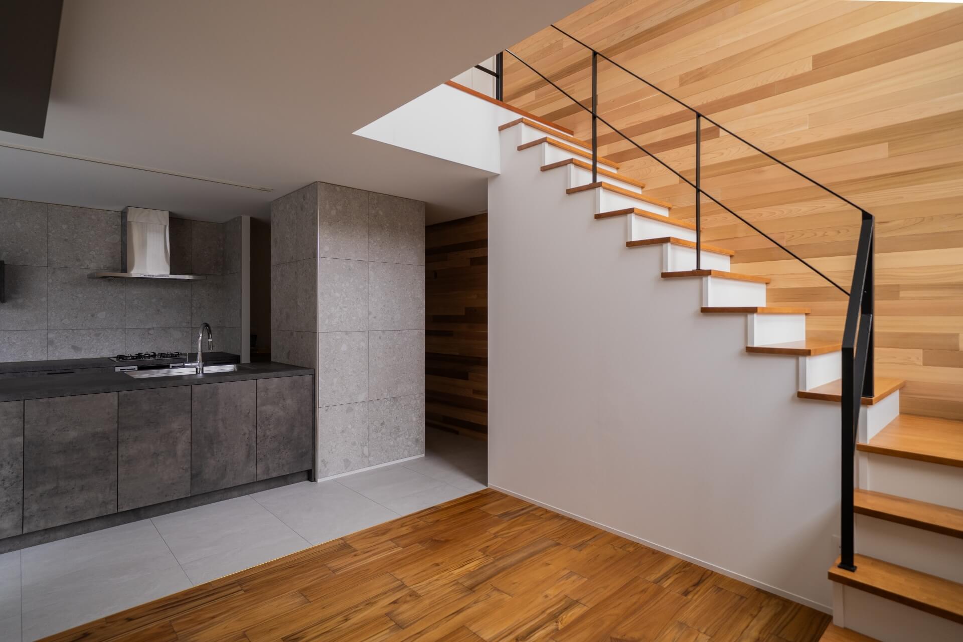 山梨県南アルプス市寺部の新築現場にて階段とキッチン。