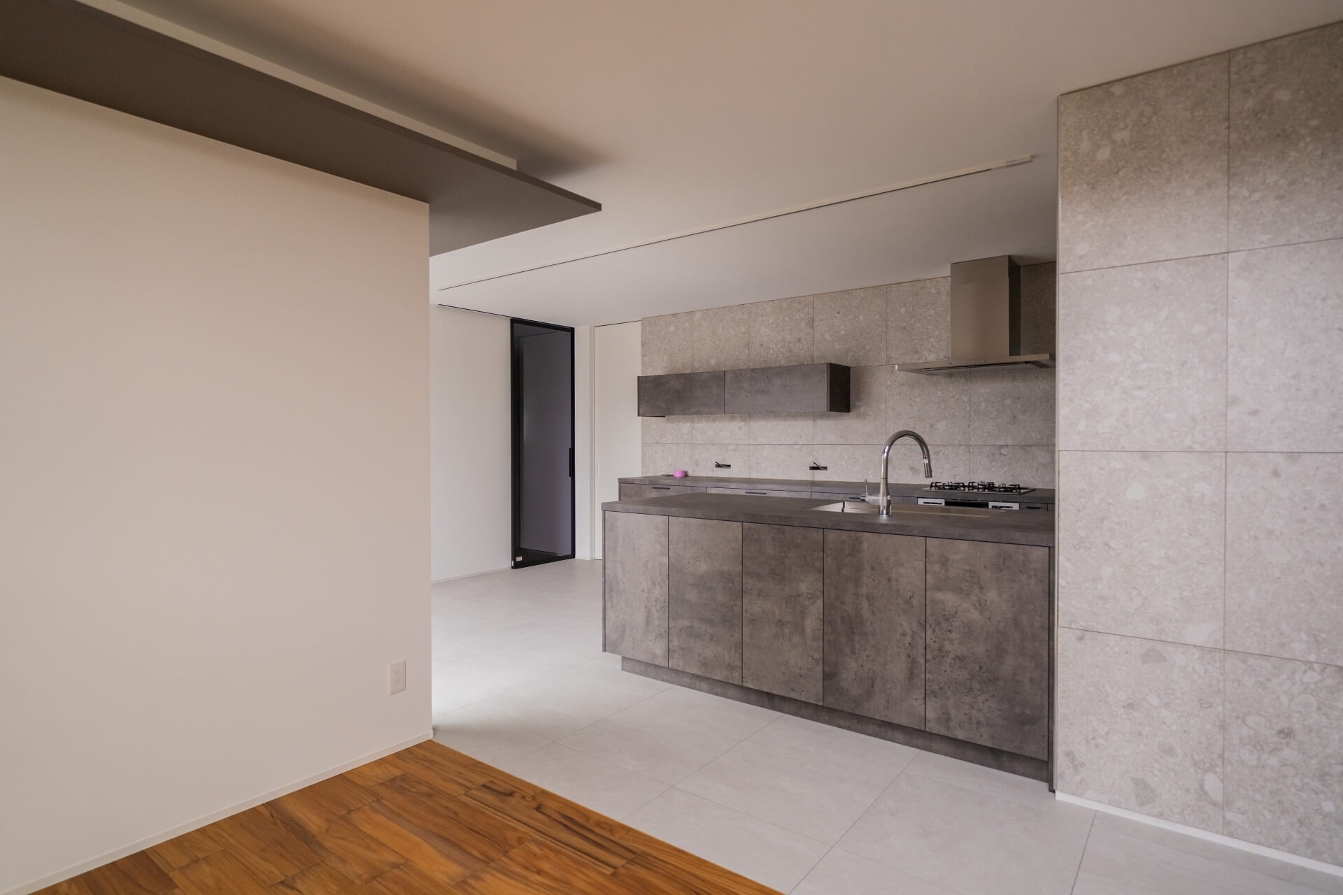 山梨県南アルプス市寺部の新築現場にて施工されたキッチンの様子。